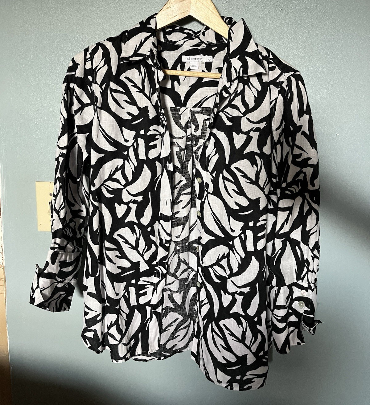 Chico’s 100% Linen Black & White Floral Button-Up Collared 3/4 Sleeve 0.5