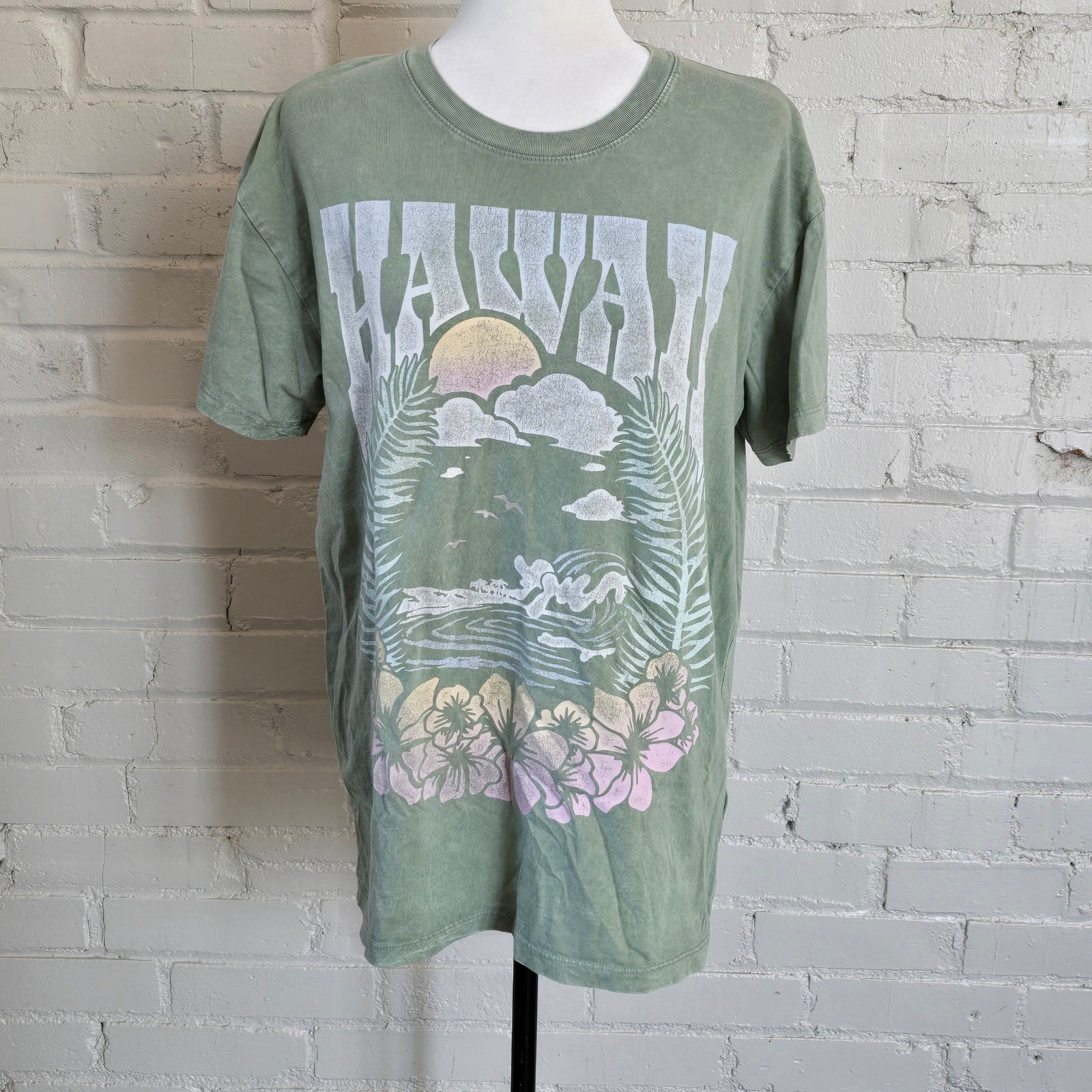 ​Hollister Hawaii Floral Graphic T-Shirt​┃ Sage Green ​Vintage Wash​┃​Surfer