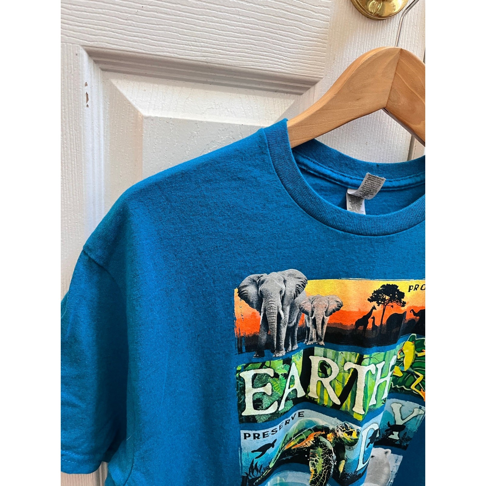 Gildan Heavy Cotton Blend Graphic Earth Day Tee Shirt Unisex Medium