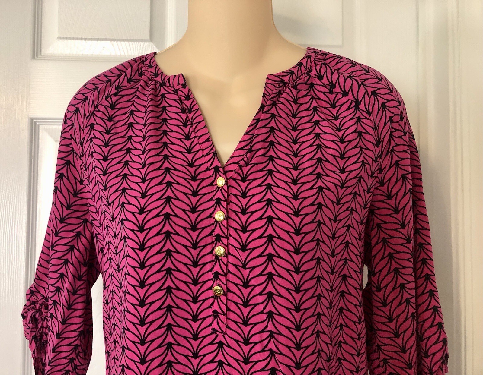Kaari Blue 3/4 Sleeve Top Womens Medium Pink Black V-Neck Gold Tone Buttons