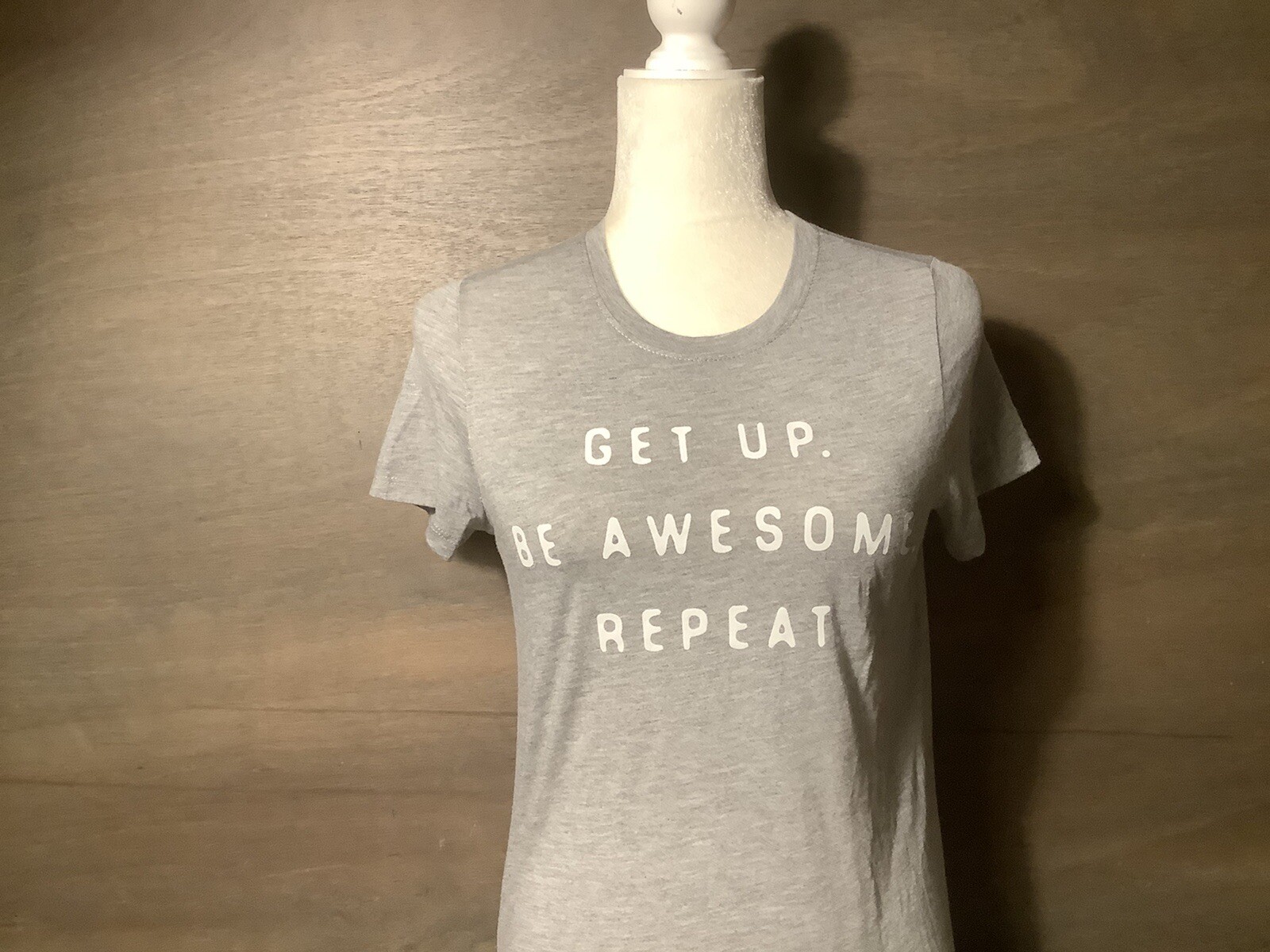 ZOE + LIV WOMENS GRAY TEE SHIRT “GET UP BE AWESOME REPEAT” ROUNDED HEM SMALL