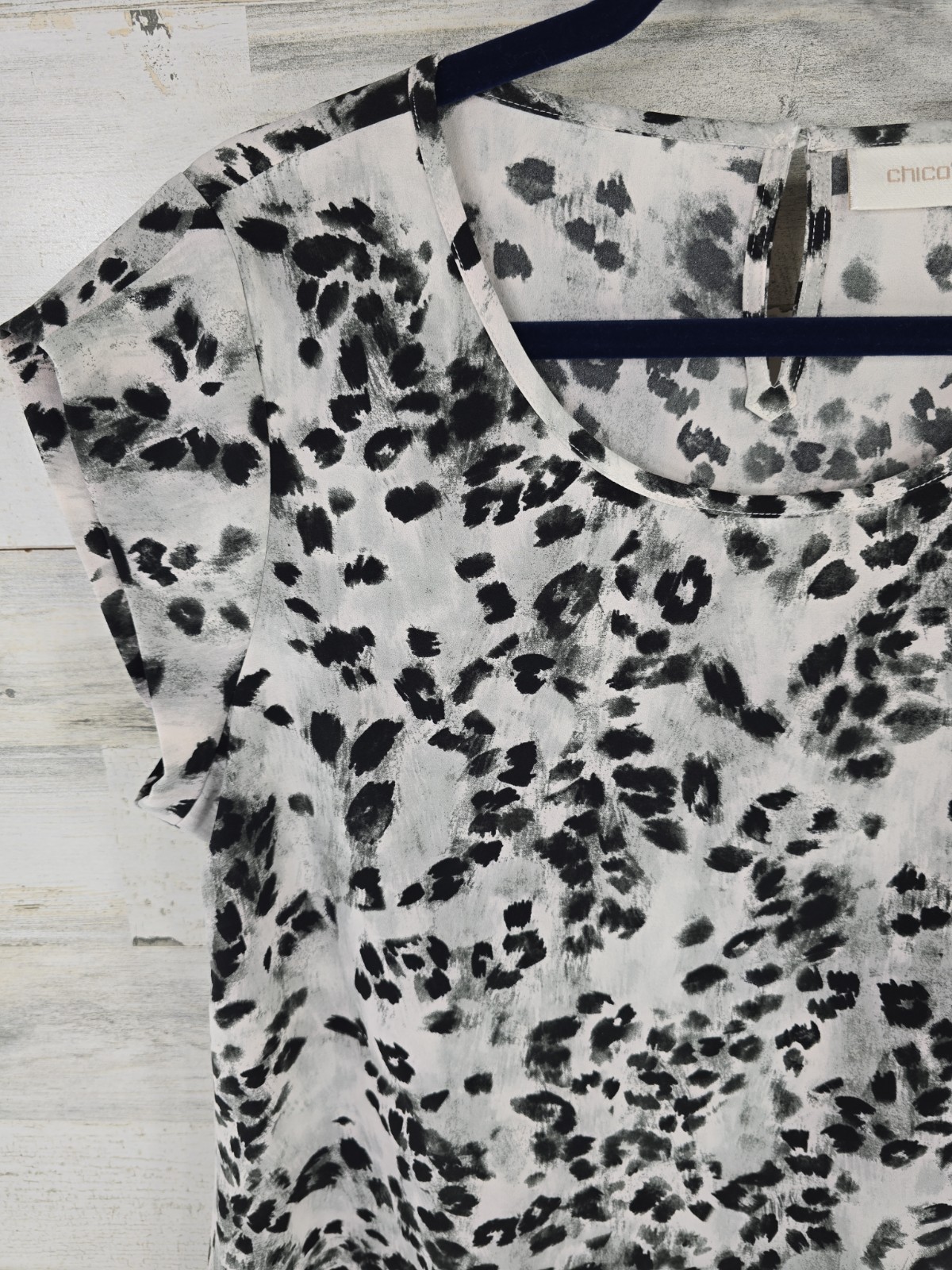 CHICO’S Blouse Animal Print Popover SIZE 1 Medium White Black Gray Cap Sleeve…