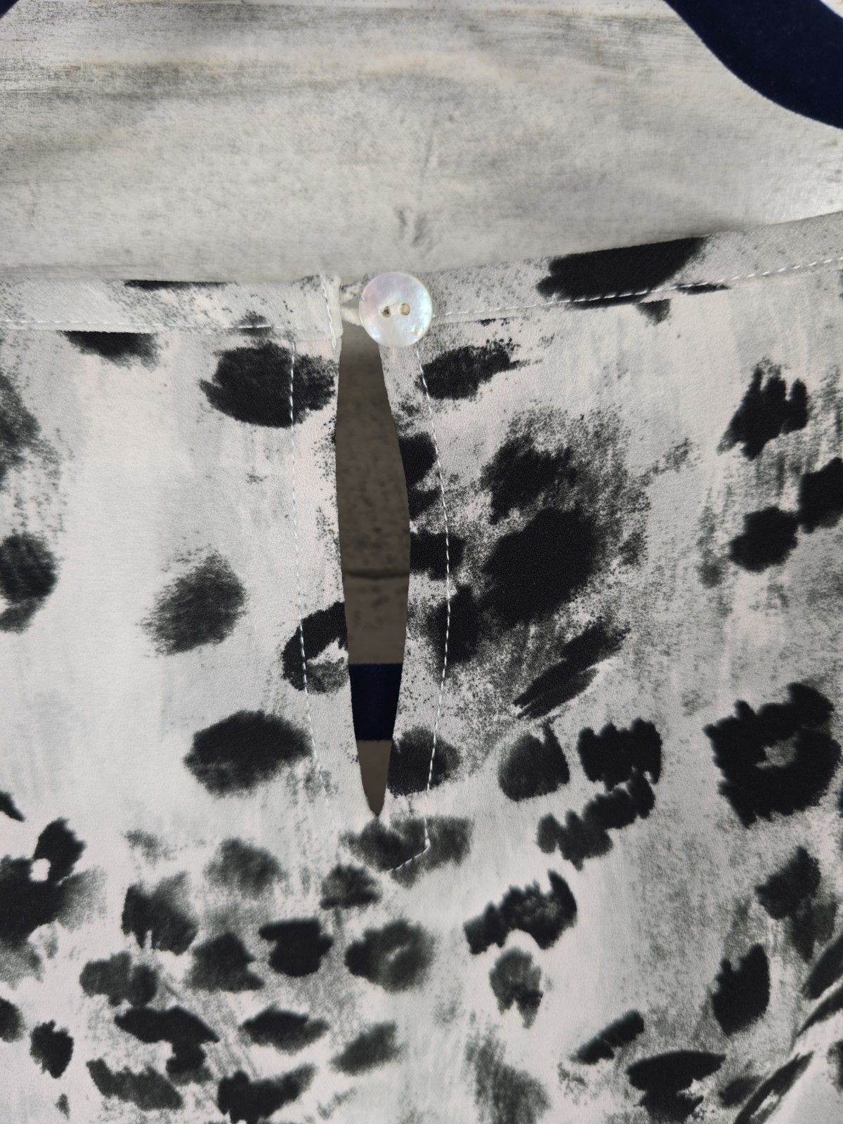 CHICO’S Blouse Animal Print Popover SIZE 1 Medium White Black Gray Cap Sleeve…