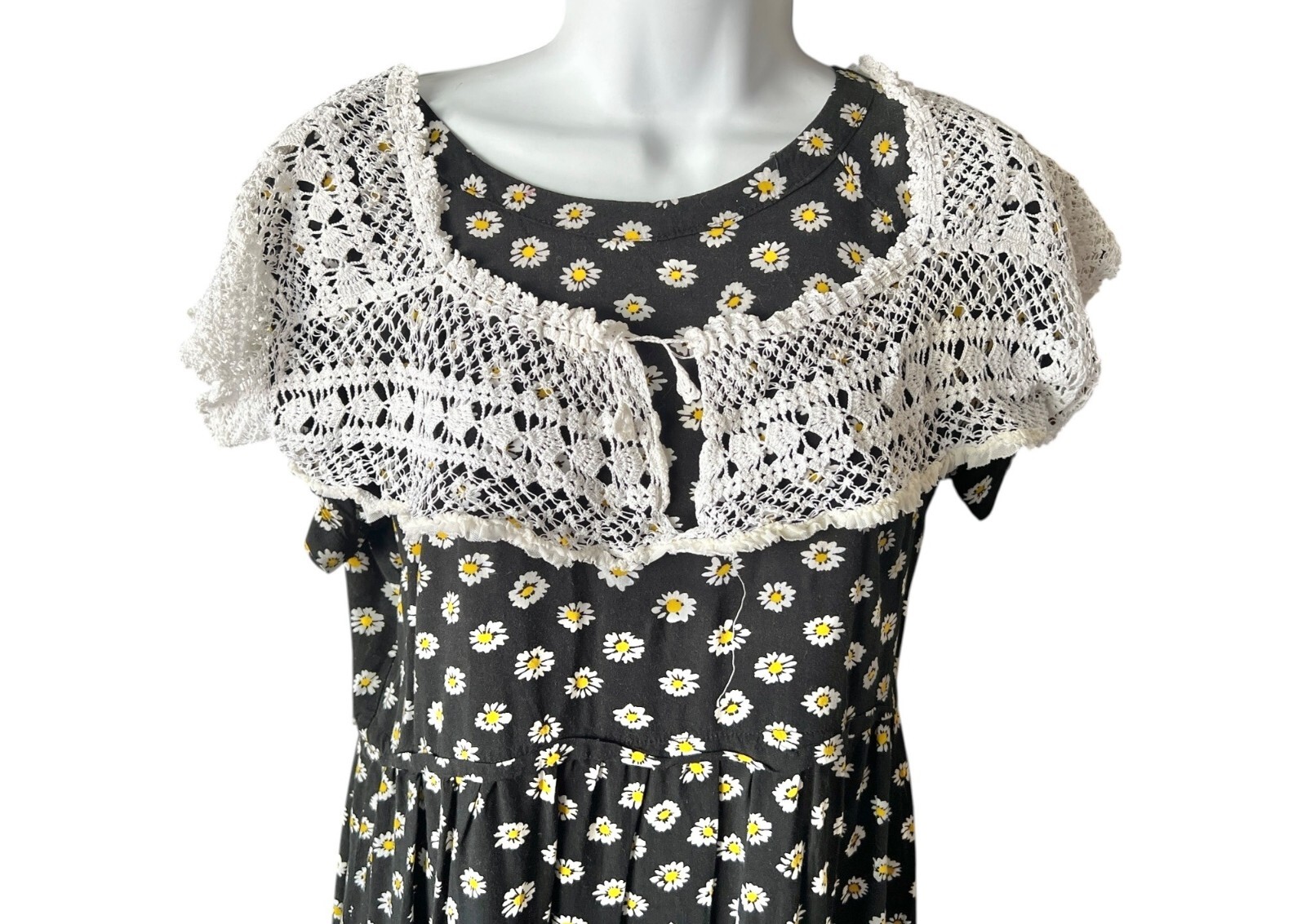 Crocheted Lace Bodice Scalloped Edges Adjustable Ties 20″ VTG White Flaws READ
