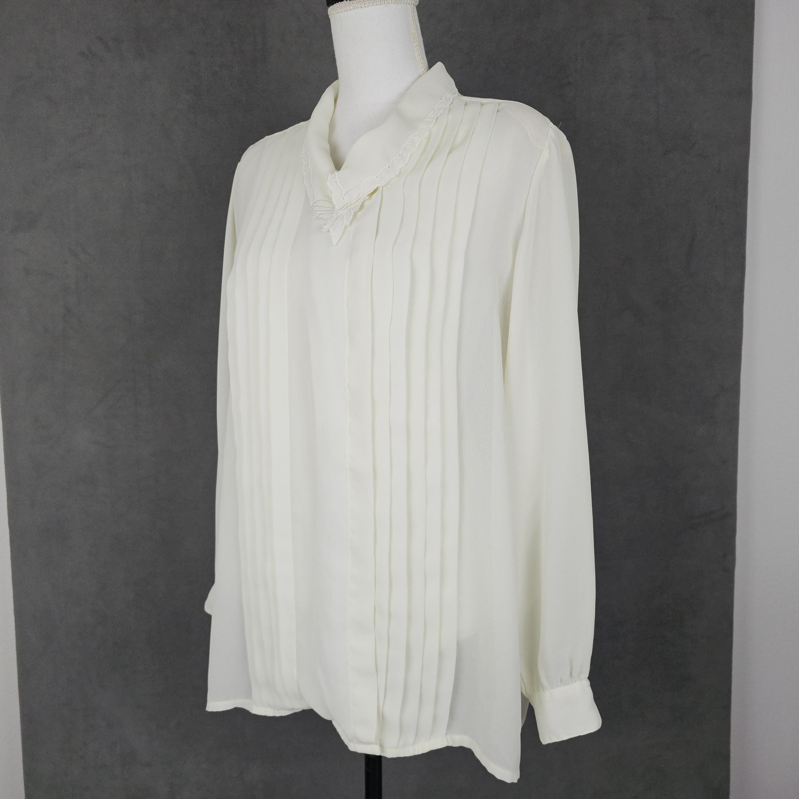 Vintage M.J. Fashions Blouse Womens 40 White Pleated Embroidered Sheer Chiffon