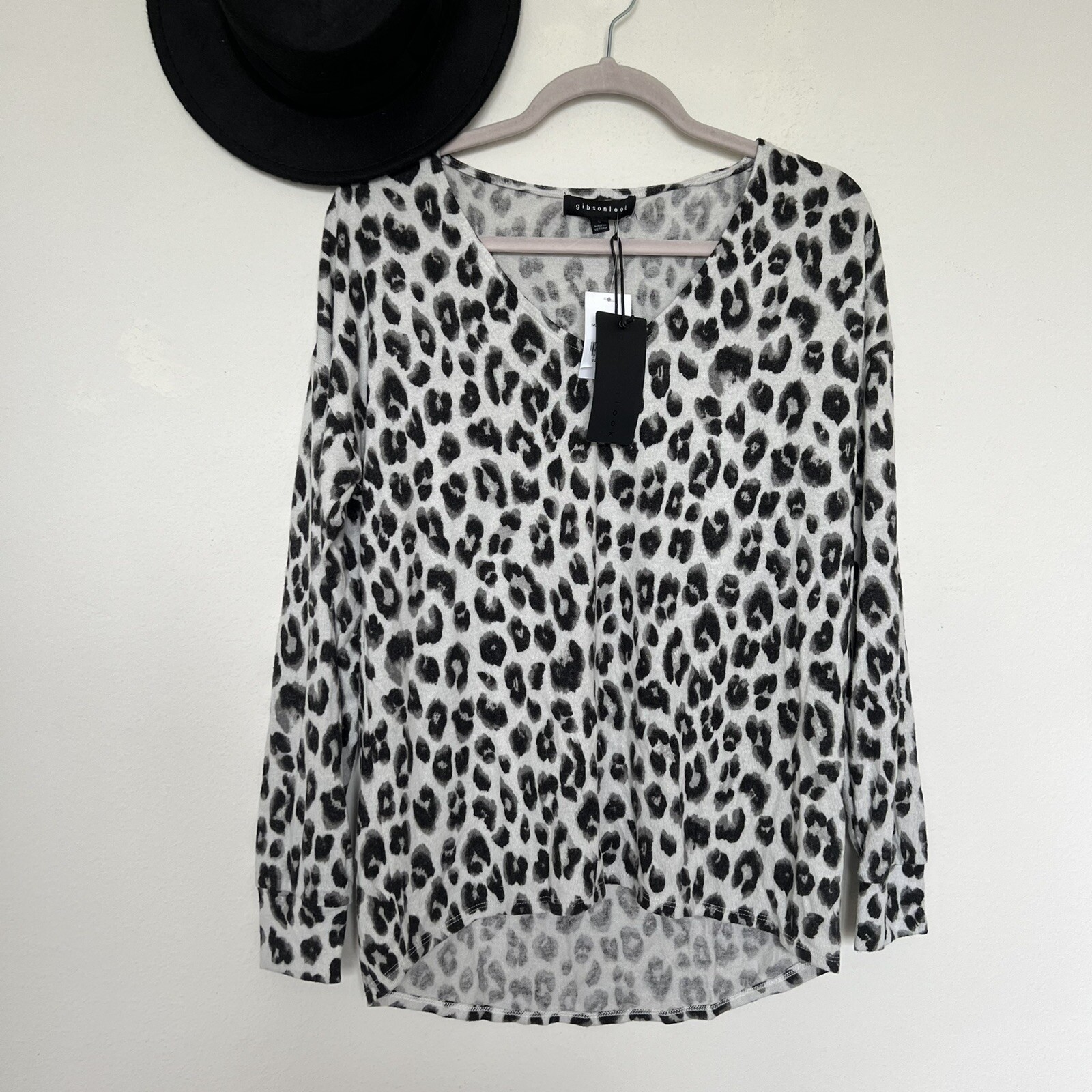 NWT GIBSONLOOK Fleece Sweater Ivory Black Animal Print V-Neck Top Small Womens