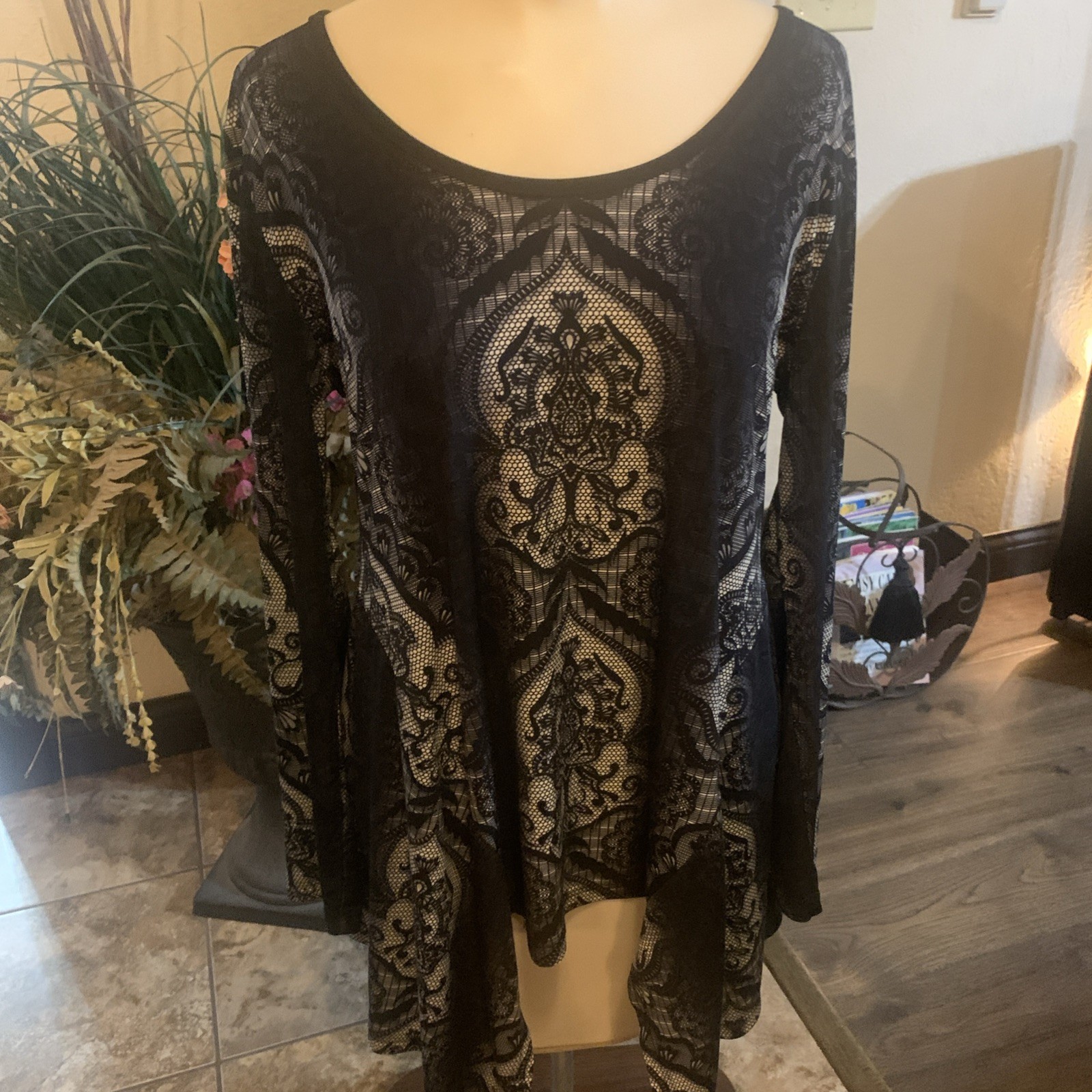 By ECI New York Womens Black Tunic Top Floral Embellished Long Sleeve Sz Large