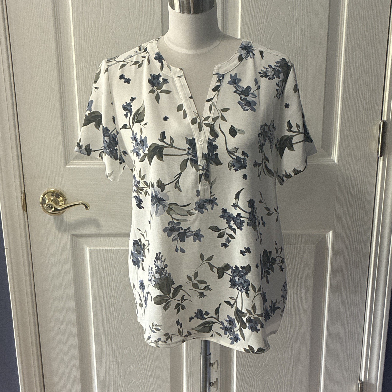 Hilary Radley Women’s Blouse S White Blue Green Floral V-Neck Short Sleeve
