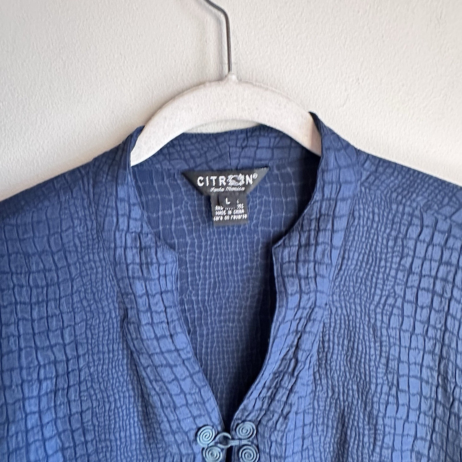 CITRON Santa Monica Blue Crinkle 100% Silk Frog Knot Button Blouse Women’s Large