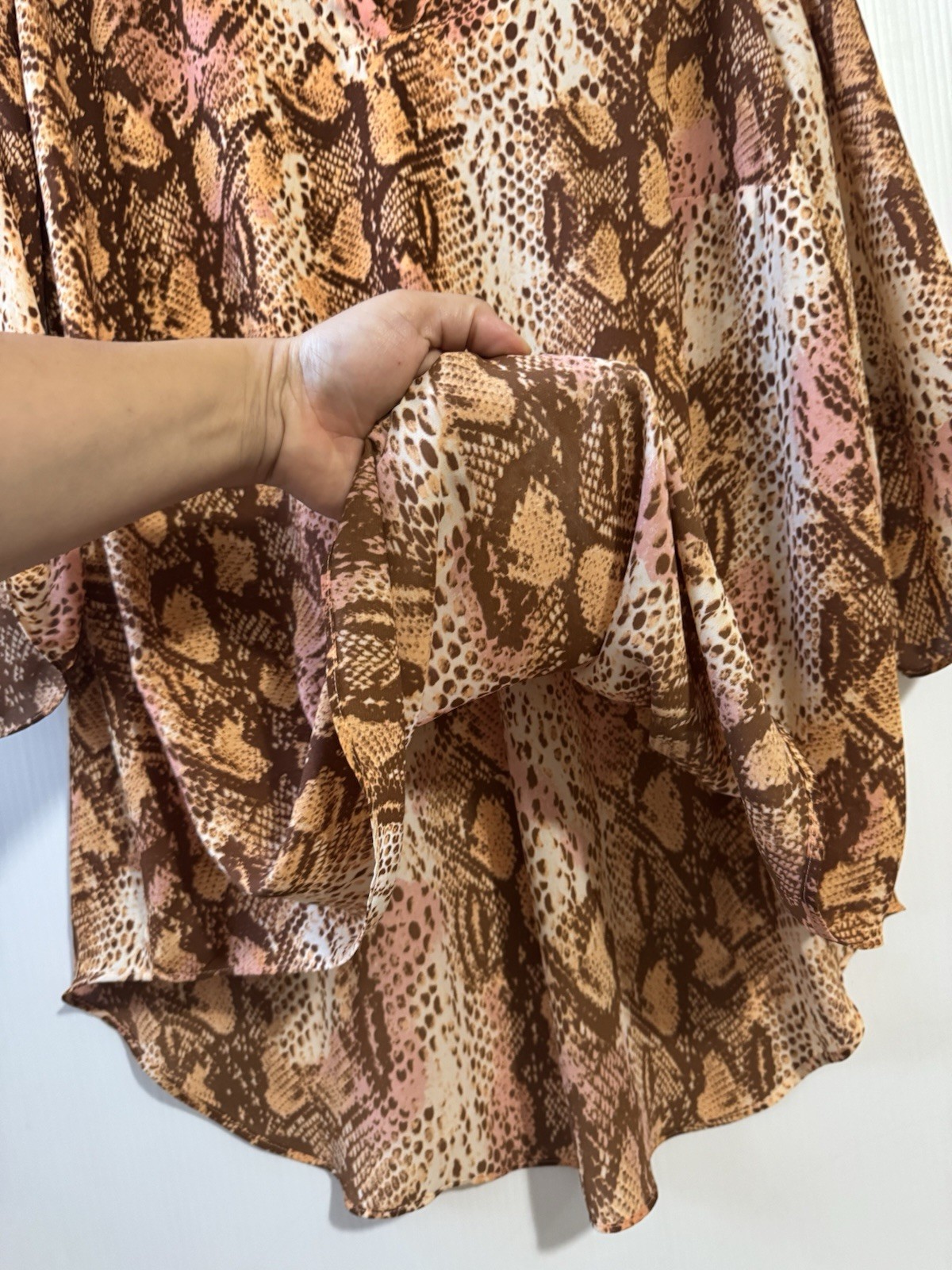 NEW Worthington Women’s 2X Top Roll Tab Sleeve V-Neck Snakeskin Print