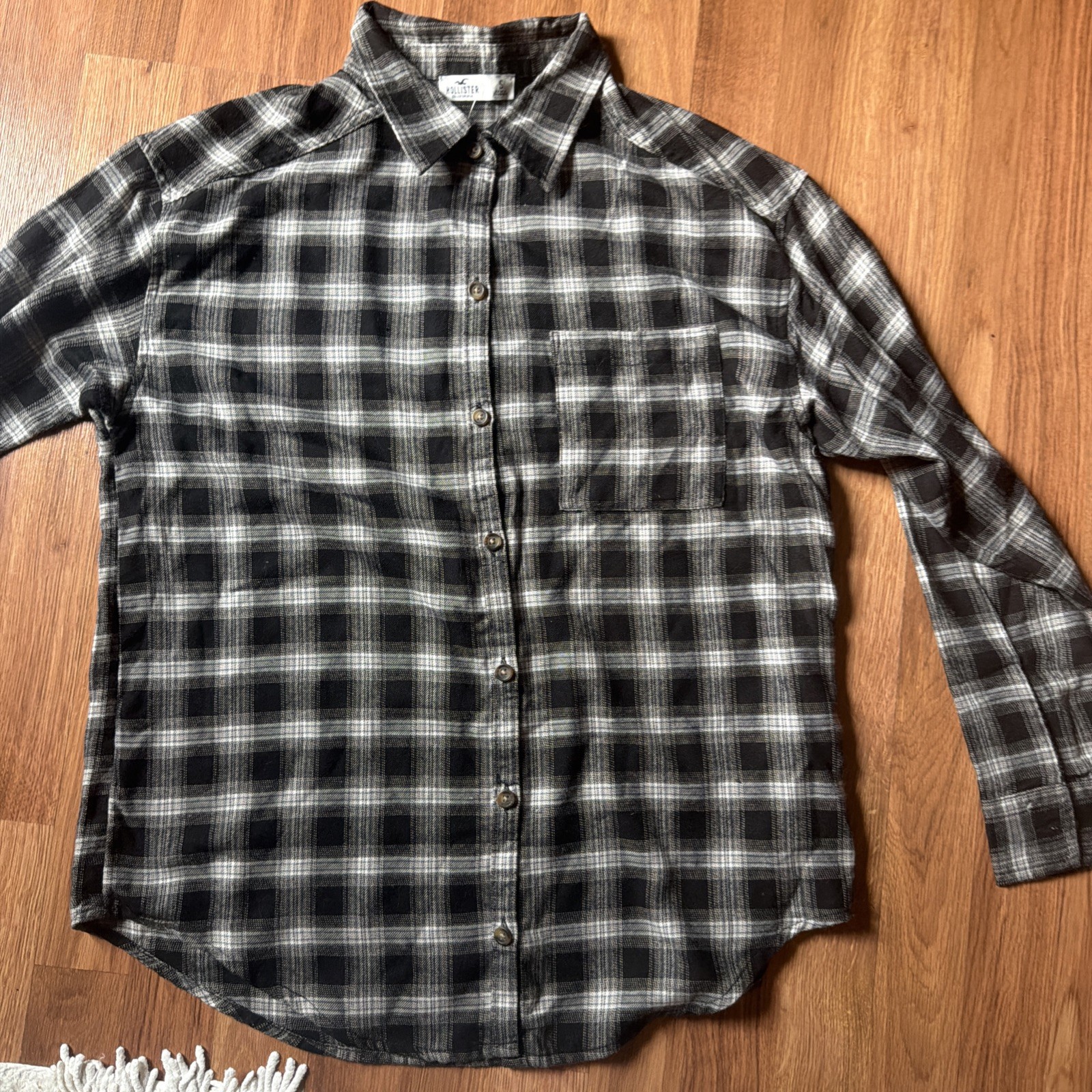 Nice woman’s button down shirt, Hollister, Size S, Black And White, NWT
