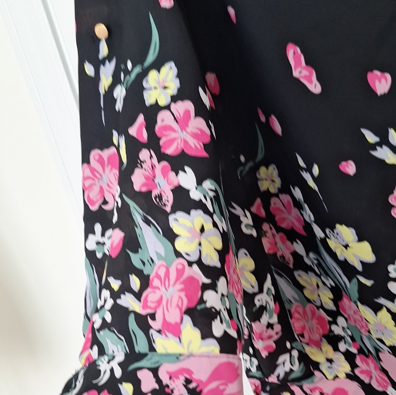 Investments Womens 1X Plus Black Pink Floral Woven Long Sleeve V-Neck Blouse