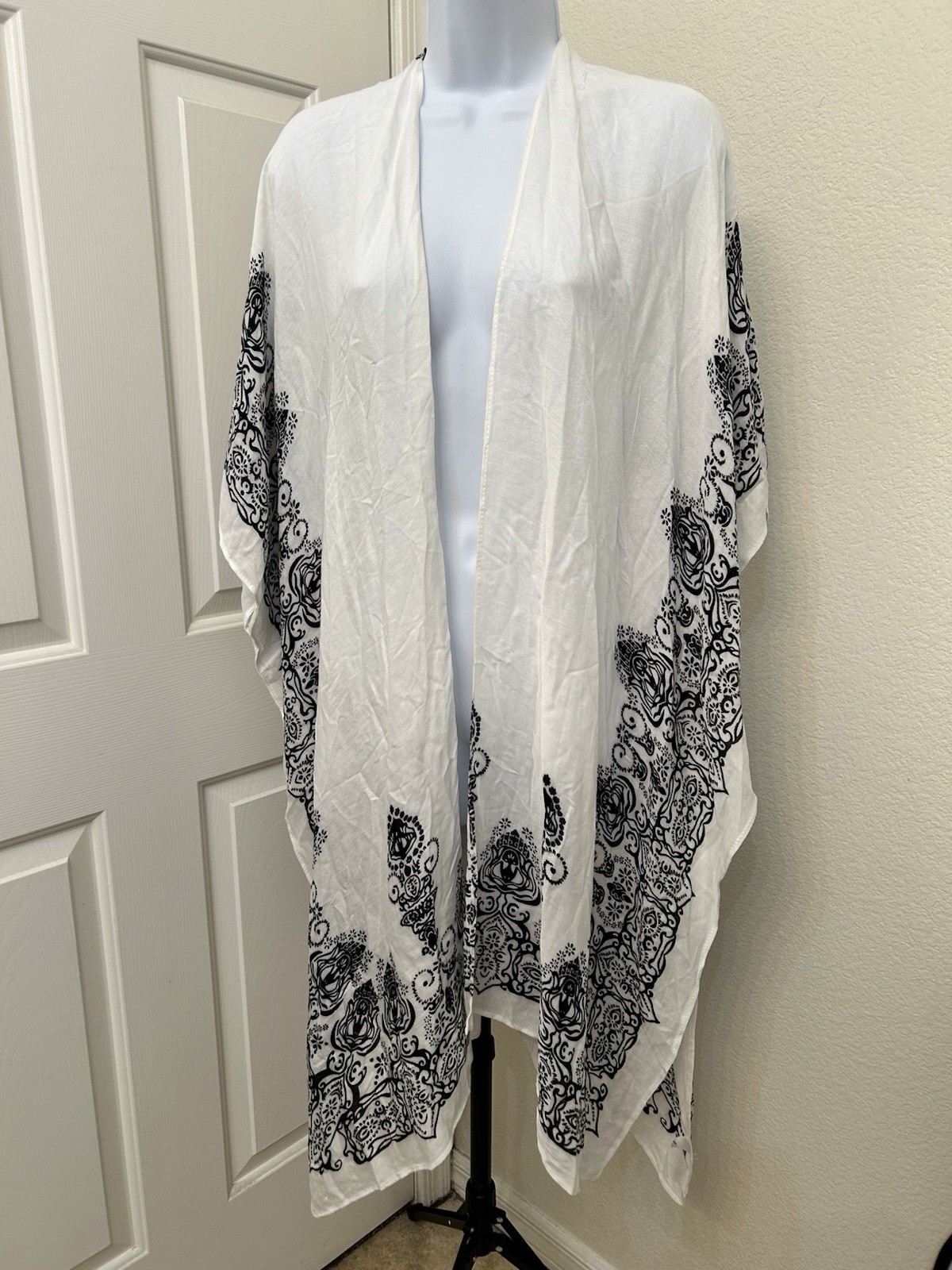 Moss Rose White Black Paisley Fringe Kimono Ruana Topper One Size 100% Viscose