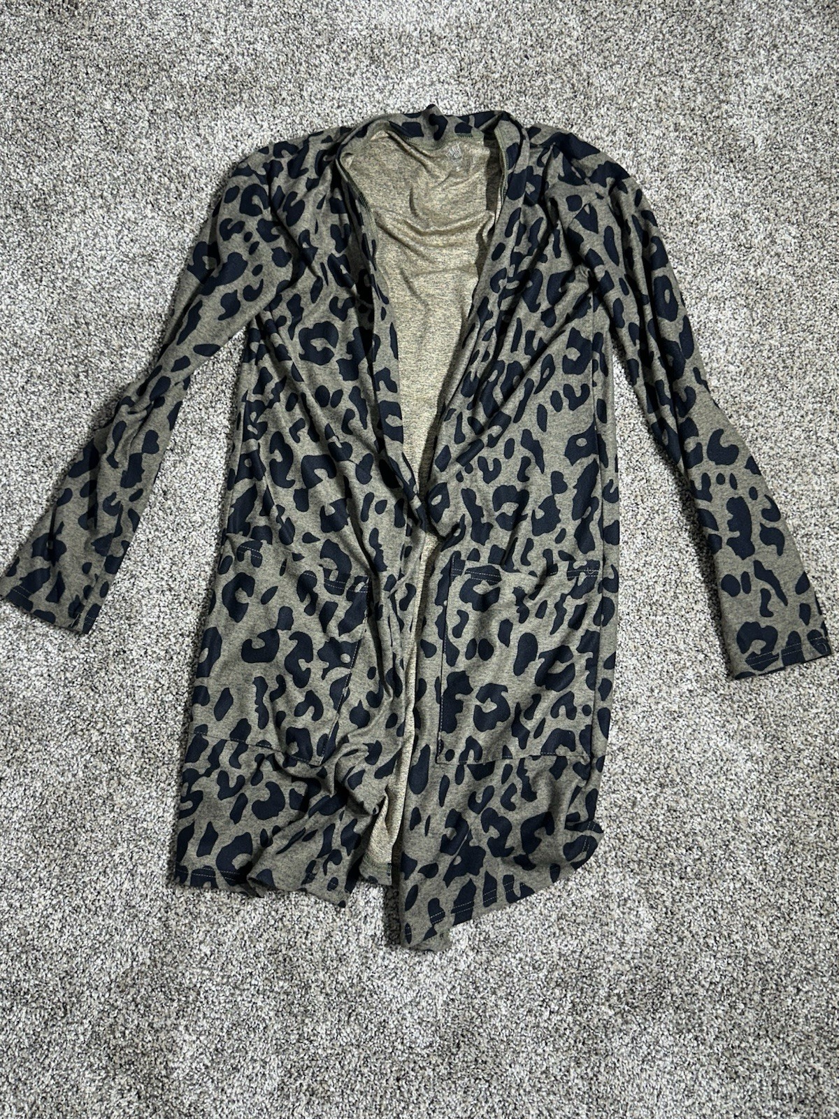 Tickled Teal Women’s Cheetah Print Long Sleeve Top Size Small
