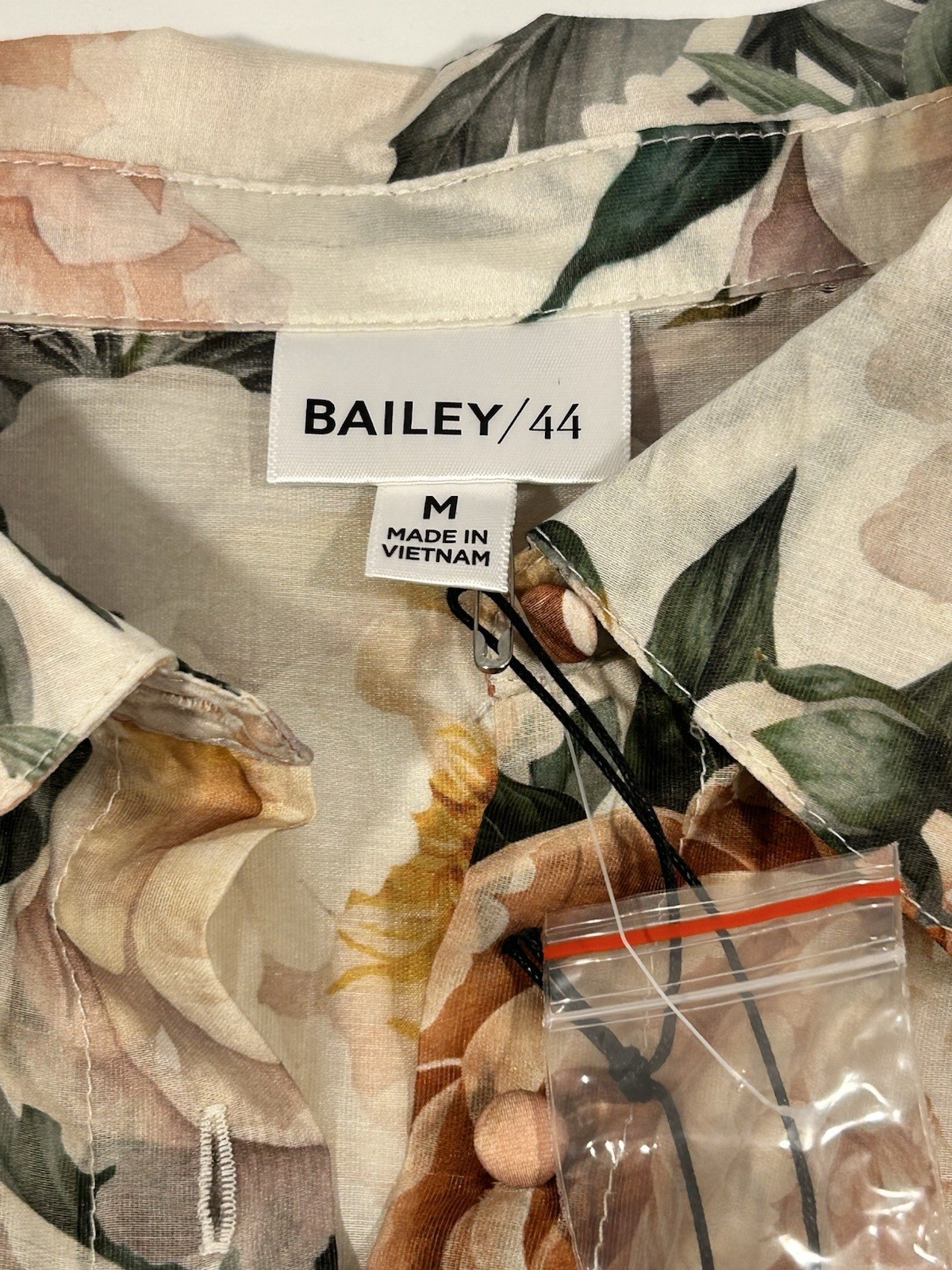 NWT Bailey 44 Womens Medium Floral Puff Sleeve Button Front Blouse Peony Print