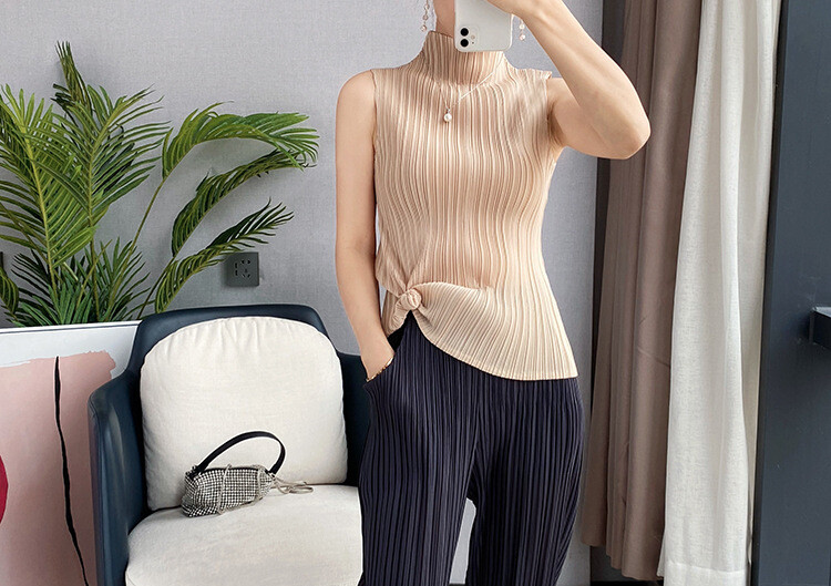 24SS Fashion Pleated High Necked Sleeveless Shirt with Solid Color Bottom Vest