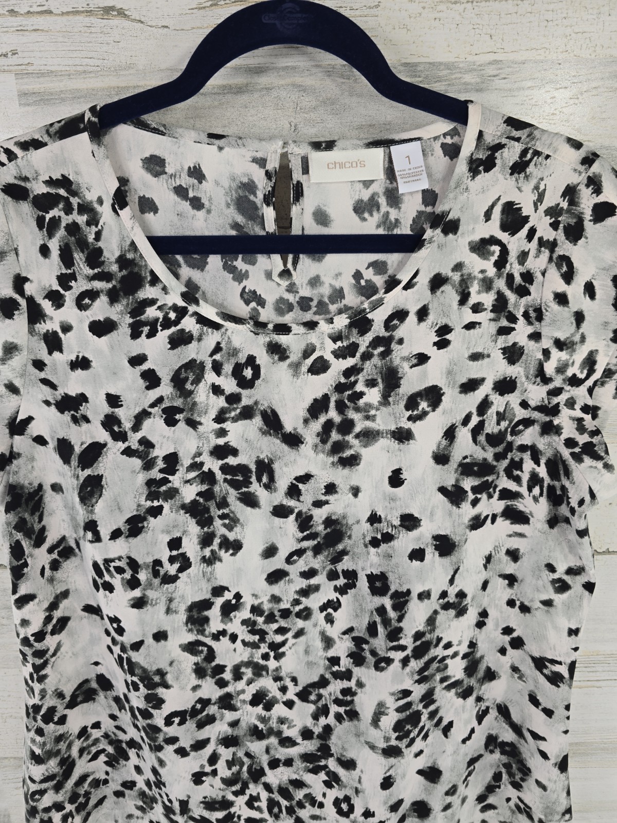 CHICO’S Blouse Animal Print Popover SIZE 1 Medium White Black Gray Cap Sleeve…