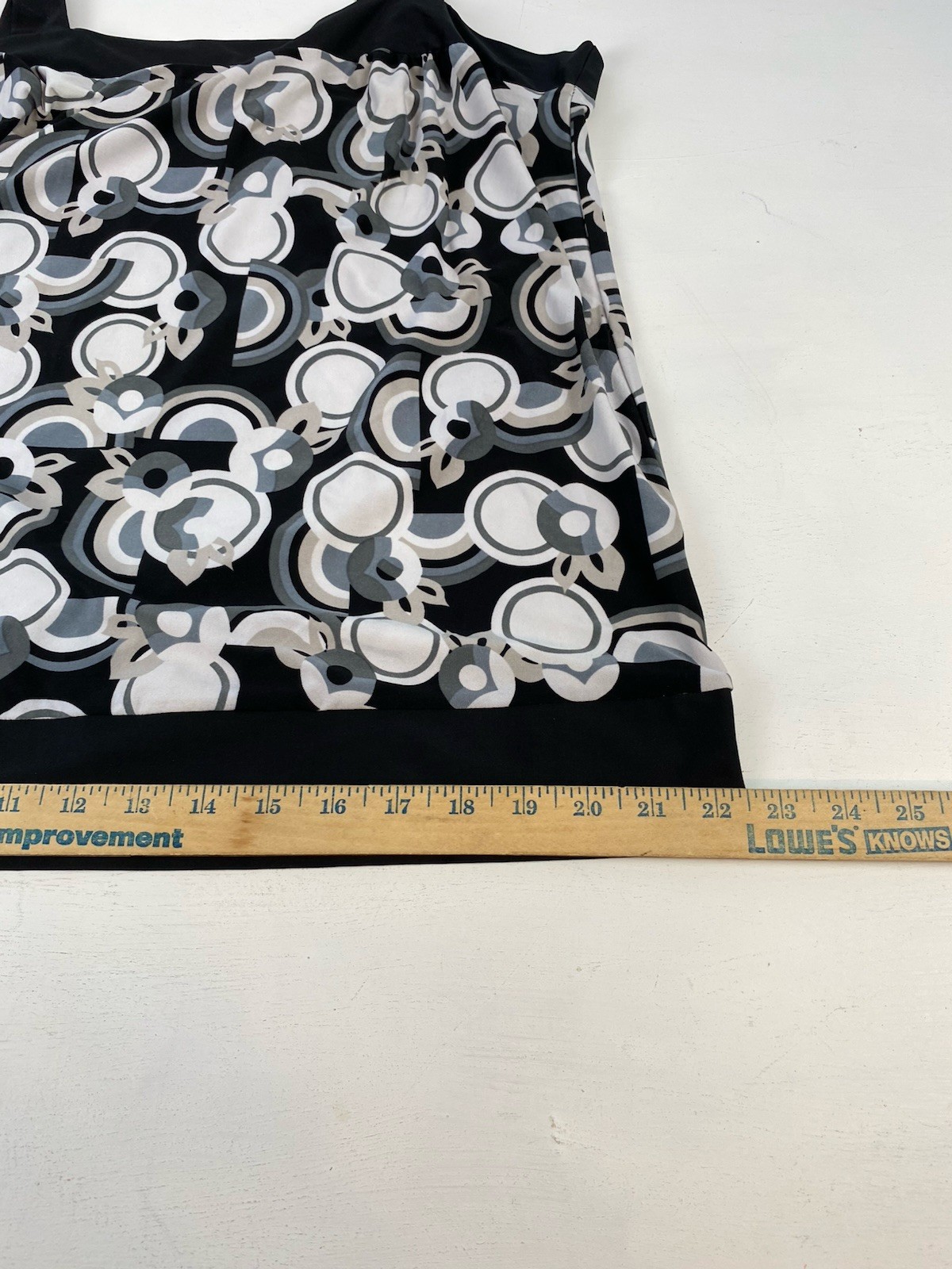 Essentials Women’s Square Neck Geometric-Print Tank Top Banded Hem Size L