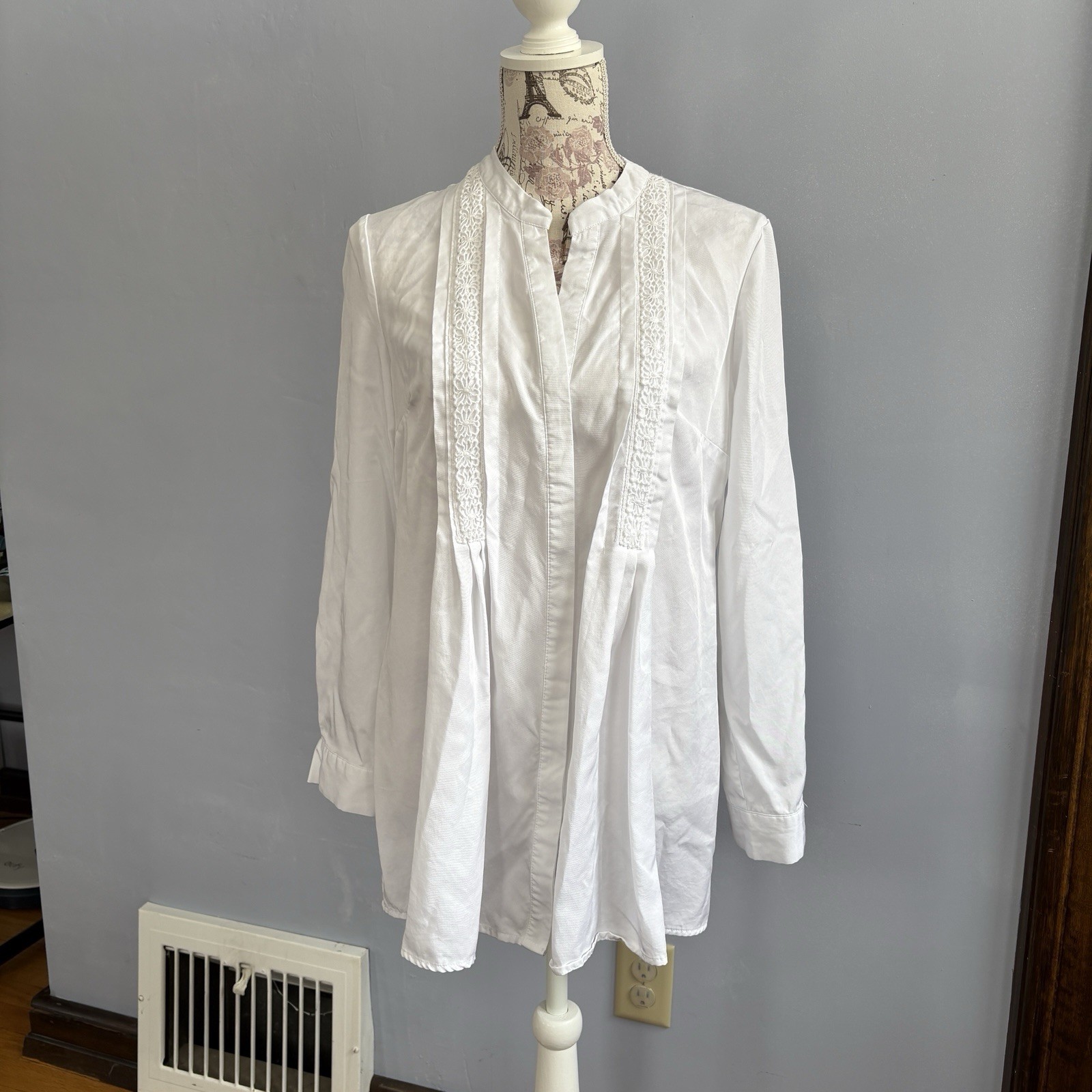 Sahalie Women’s Long Sleeve White Button Up Shirt Size Large