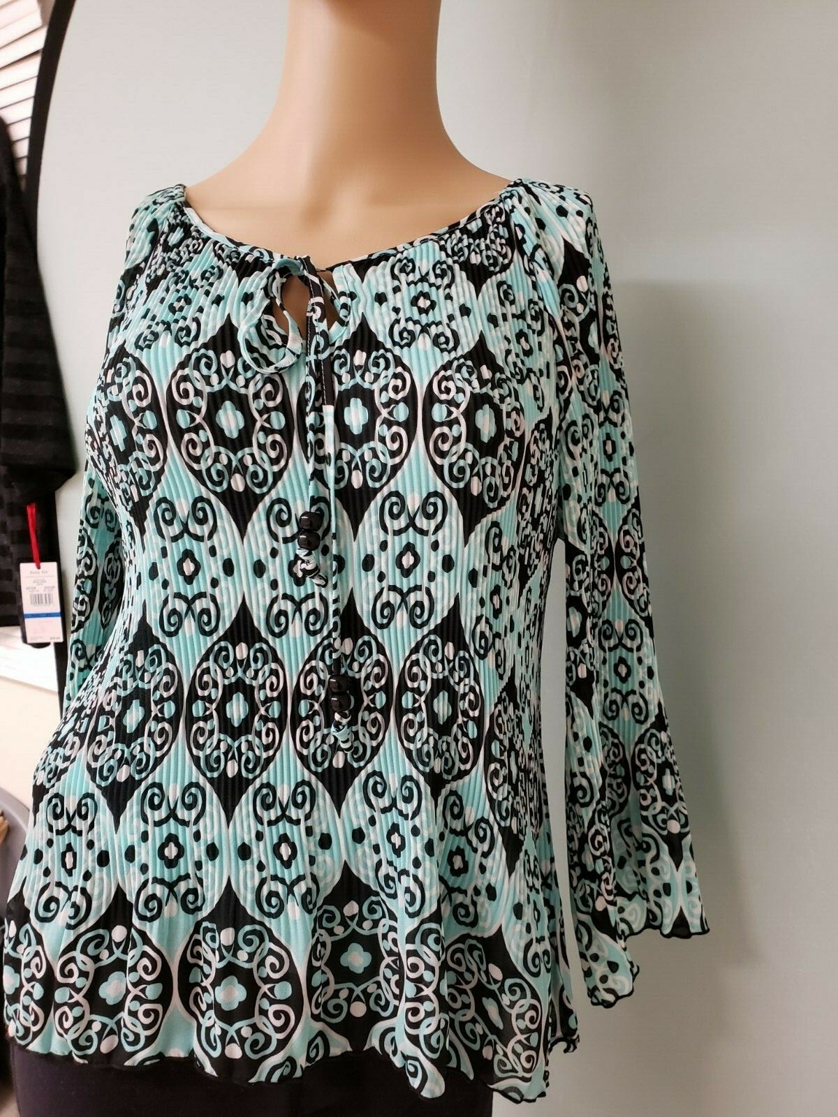 BLOUSE USED IN BLACK AND GREEN IN VERY CONDITIONS FOR USE ON ANY OCCASION.