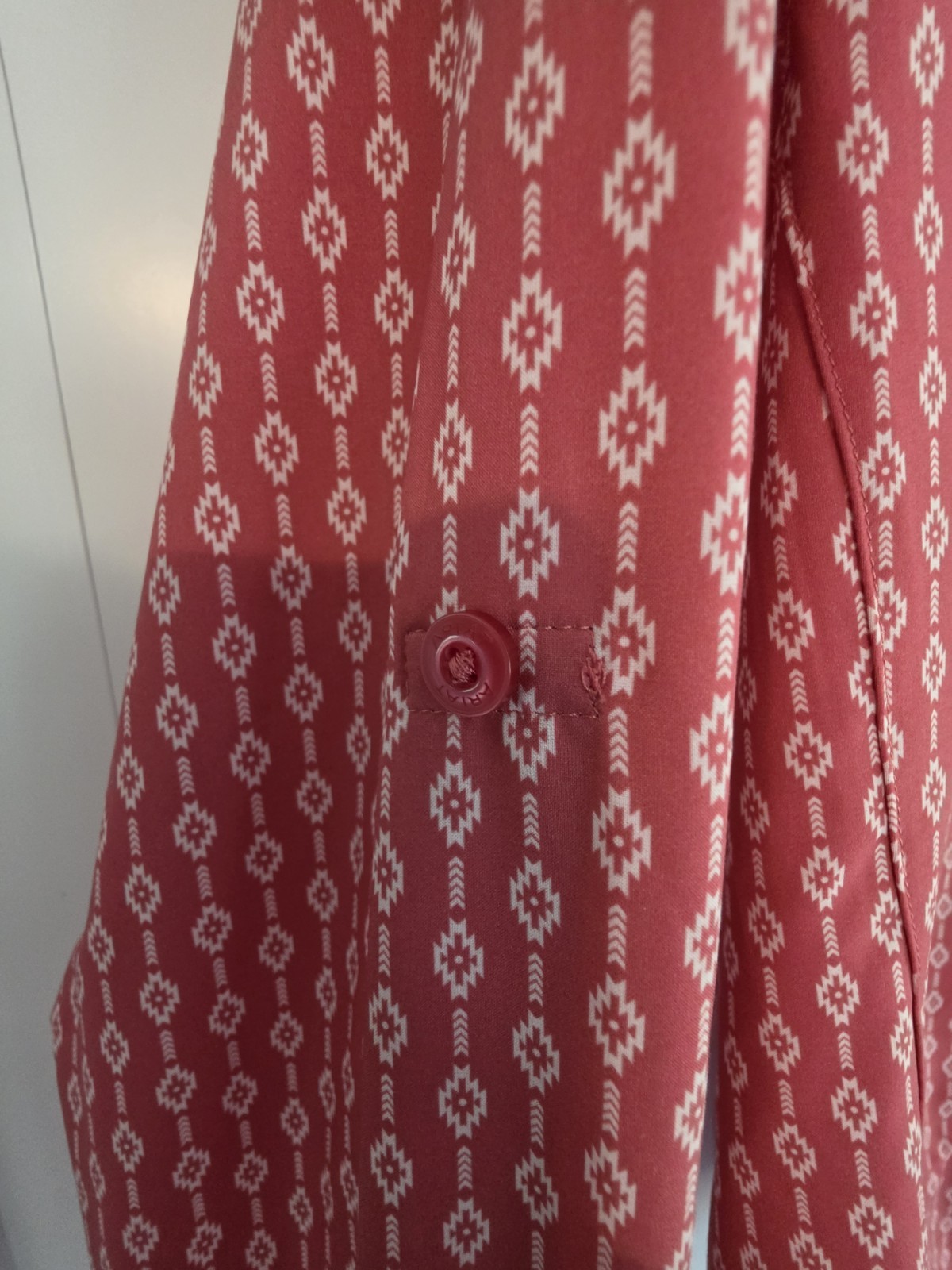 AriatTEK Women’s Medium Long Sleeve Button Shirt Geometric Diamond Print Pink