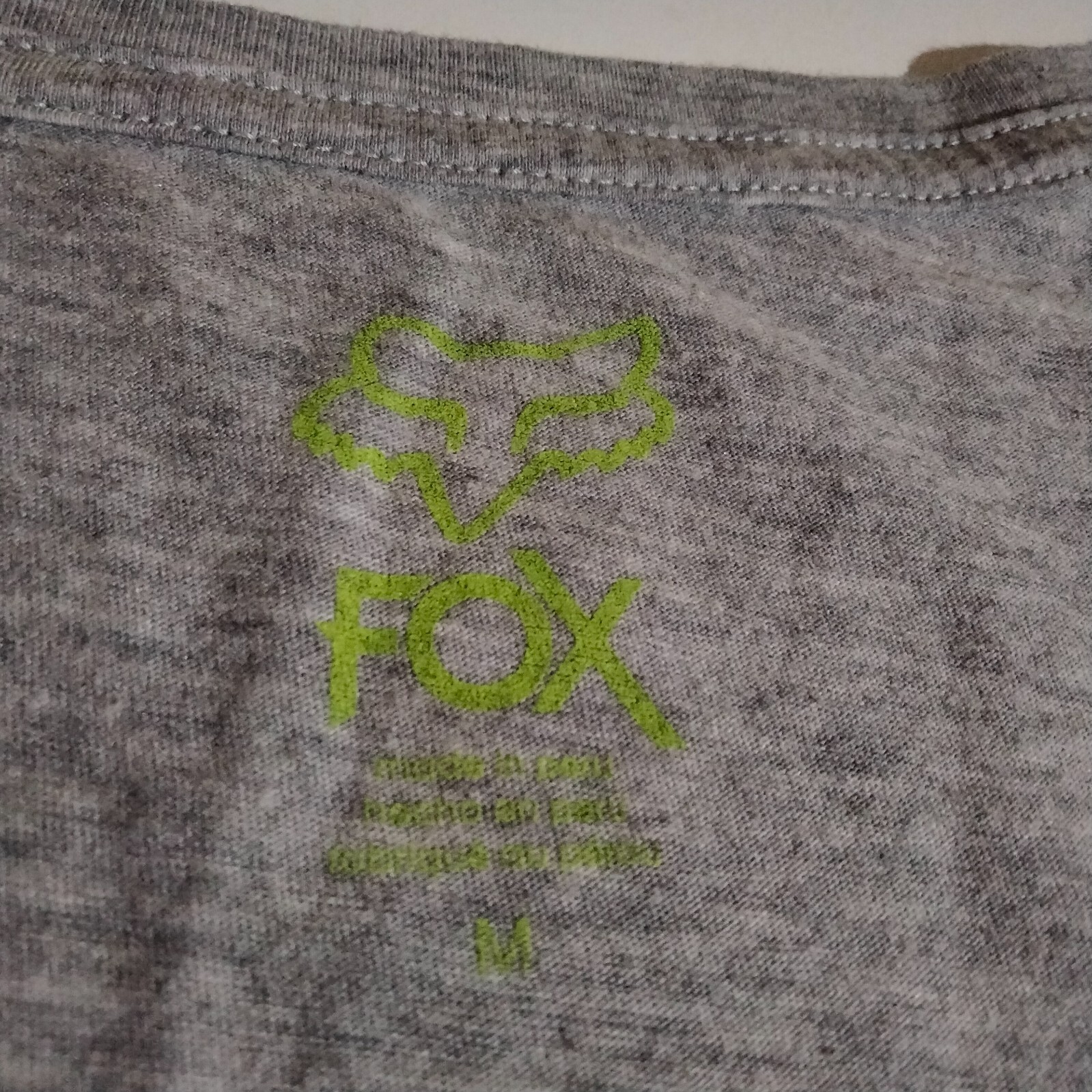 Fox Gray v-neck Short sleeve t-shirt medium women’s 30 inches wide