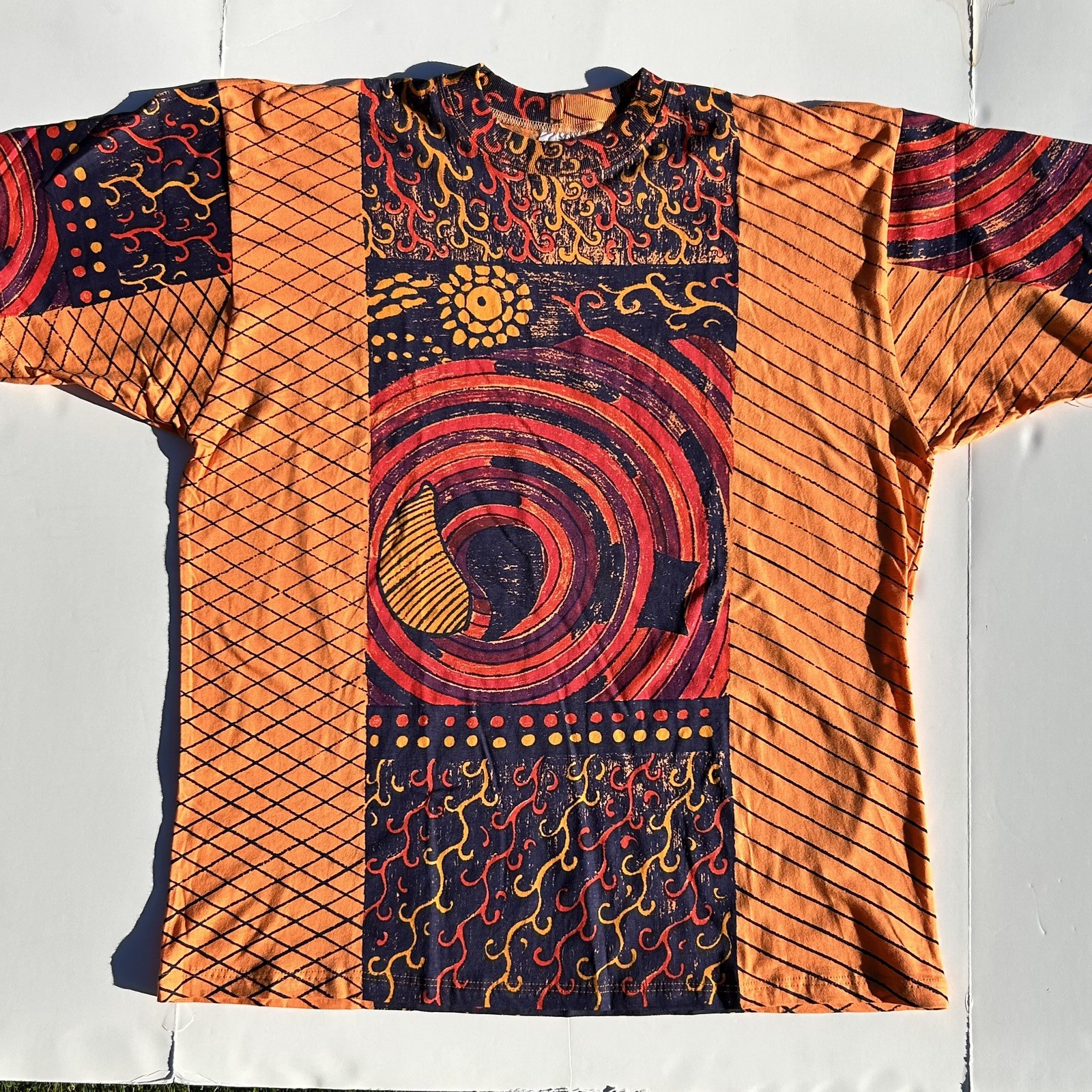 NEW 90’s VINTAGE GEOMETRIC SHORT SLEEVE T-SHIRT
