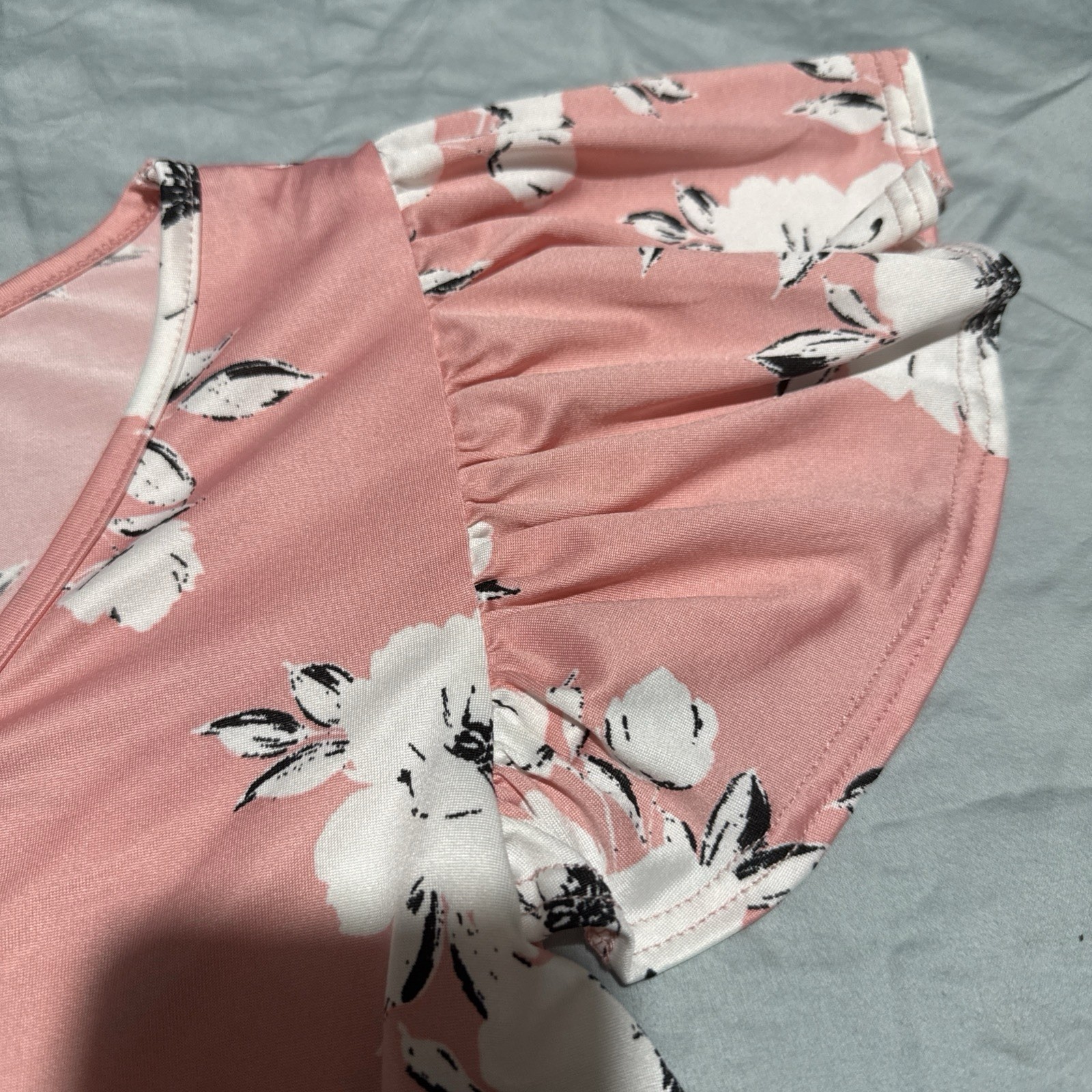Be Stage Women’s Pink Floral Ruffle Sleeve V-Neck Top, Size Medium Shirt