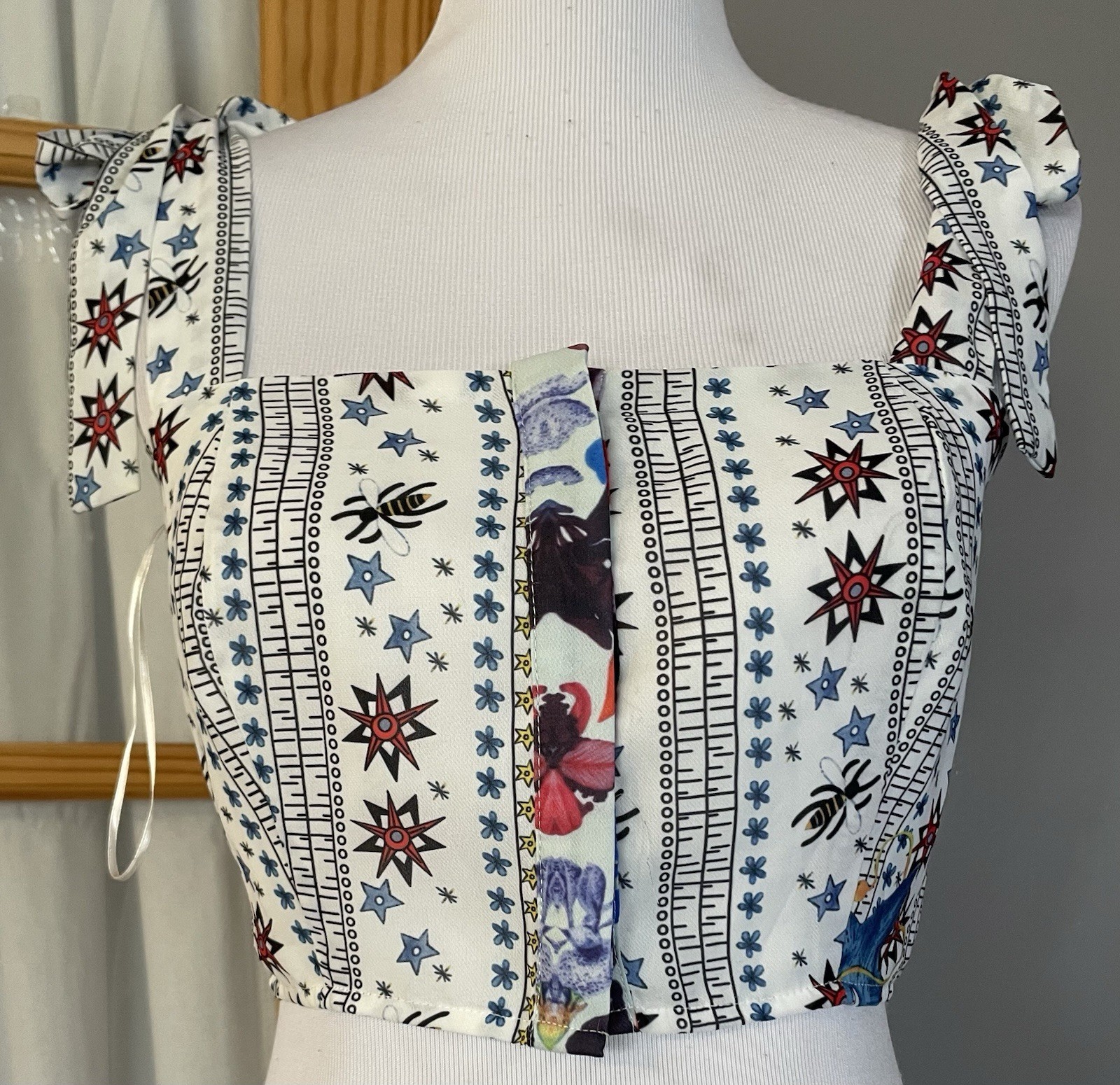 1+ FREE L’Atiste Crop Tank Top Women’s Sz S Flowers Stars Front Buttons Modern