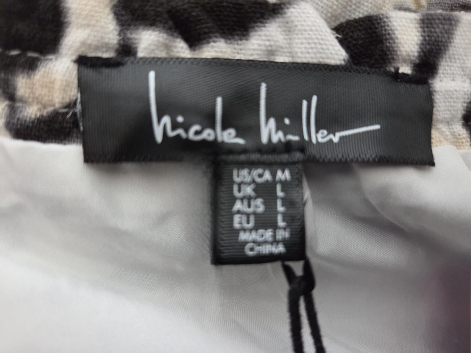 Brand New! Nicole Miller Womens Size Medium Black and Beige Flower Top Shirt