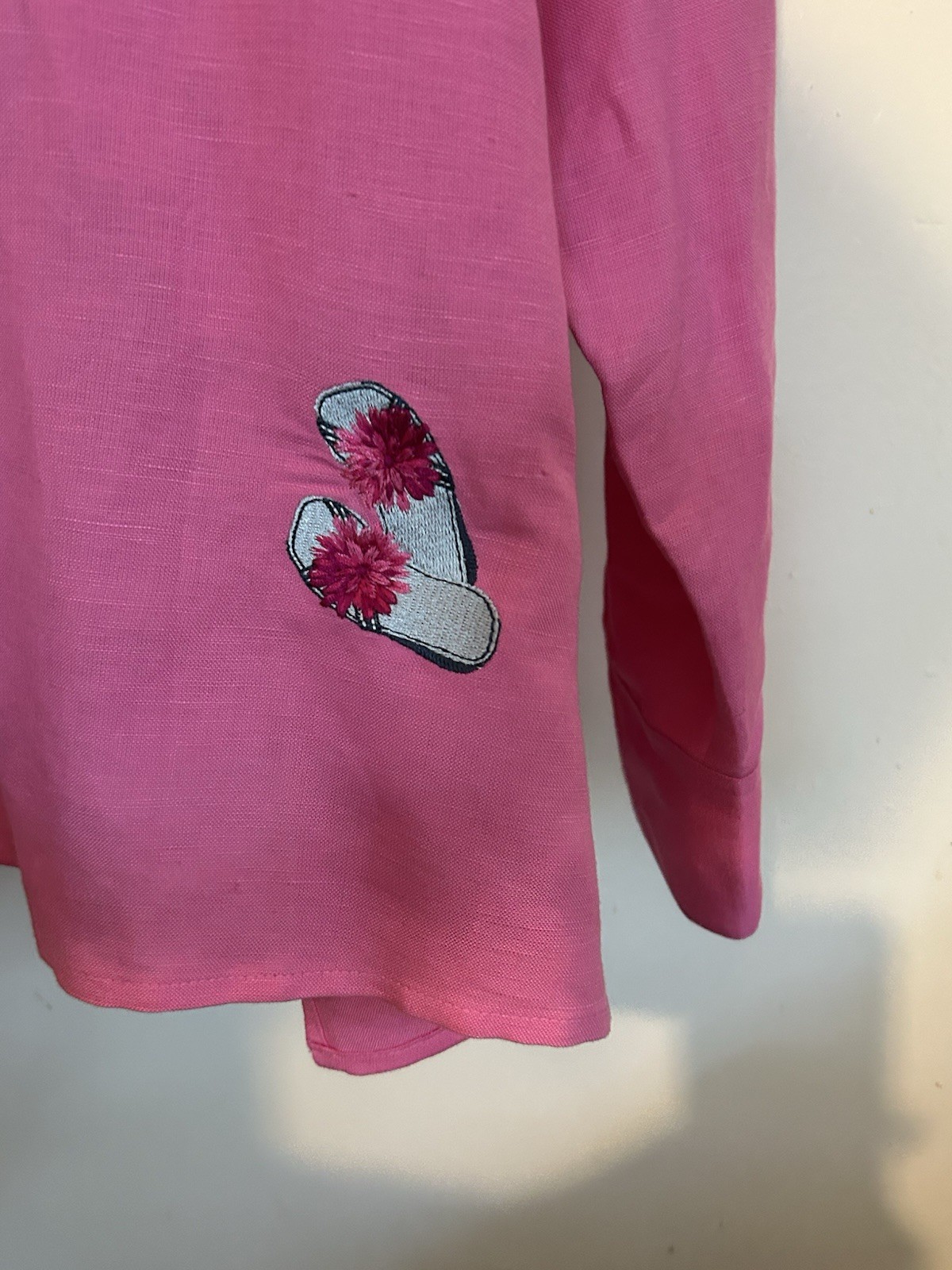Quacker Factory Women’s 2X Pink Linen Blouse Embroidered Flip Flop Sandals