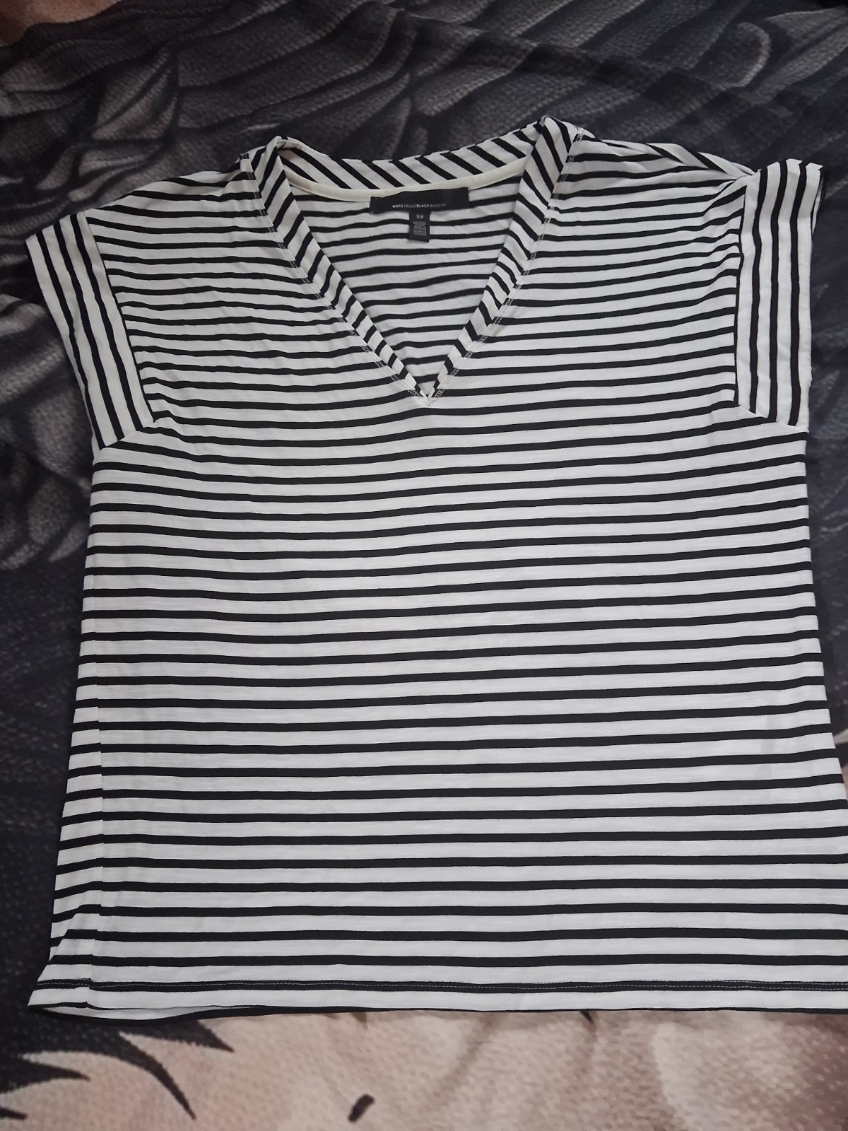 ☆NWOT Whitehouse Blackmarket~ Womens Striped,V-neck,Capped Sleeve Shirt Size XS