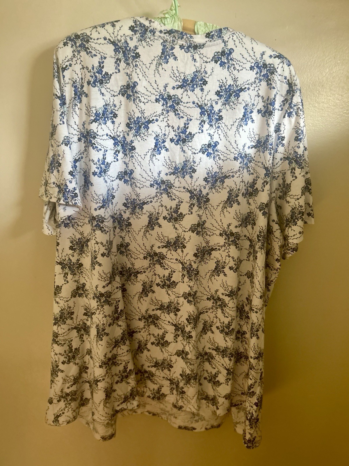 Lane Bryant White/Blue Floral V-Neck Short Sleeve Knit T-Shirt Plus 22/24