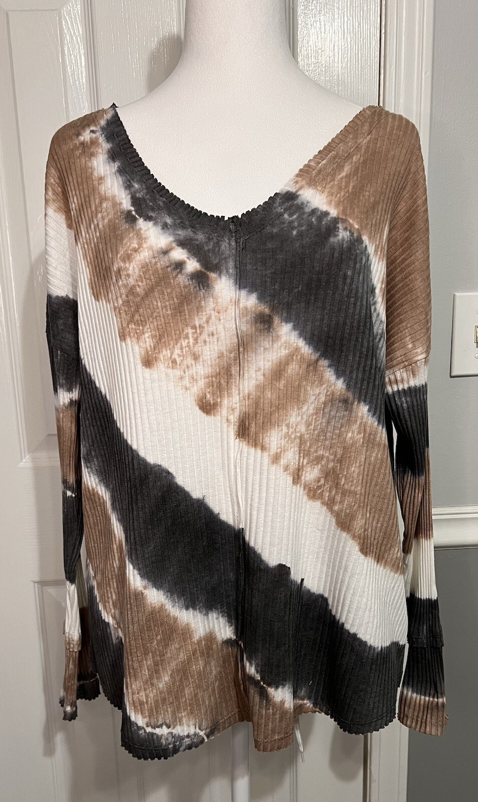 Women’s *Large* V Neck long sleeve shirt Tie Die Look~ Perfect for All Seasons
