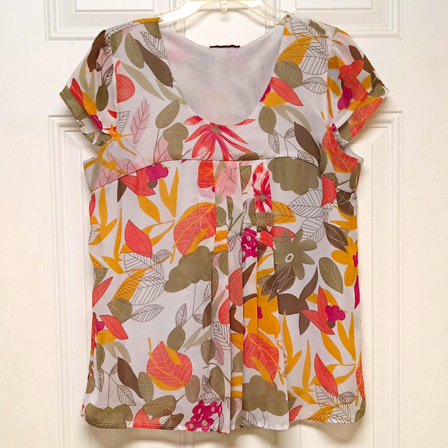Petite Sophisticate Women’s L/XL Multicolor Floral Chiffon Pleated Scoop Blouse