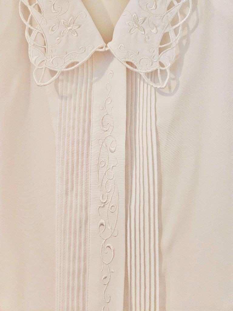 Laura Scott White Blouse~ Embroidery~ Cut Out Collar- Pleated~ Women’s Sz 12~EUC