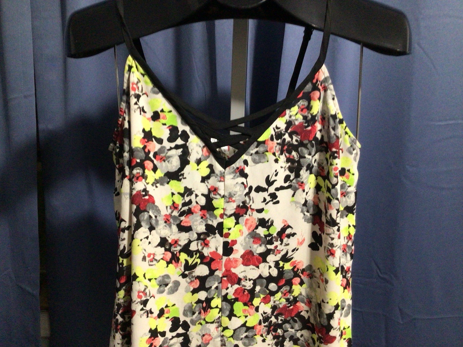 Studio Y Floral Spaghetti Straps Crisscross Vneck Lightweight Shirt M