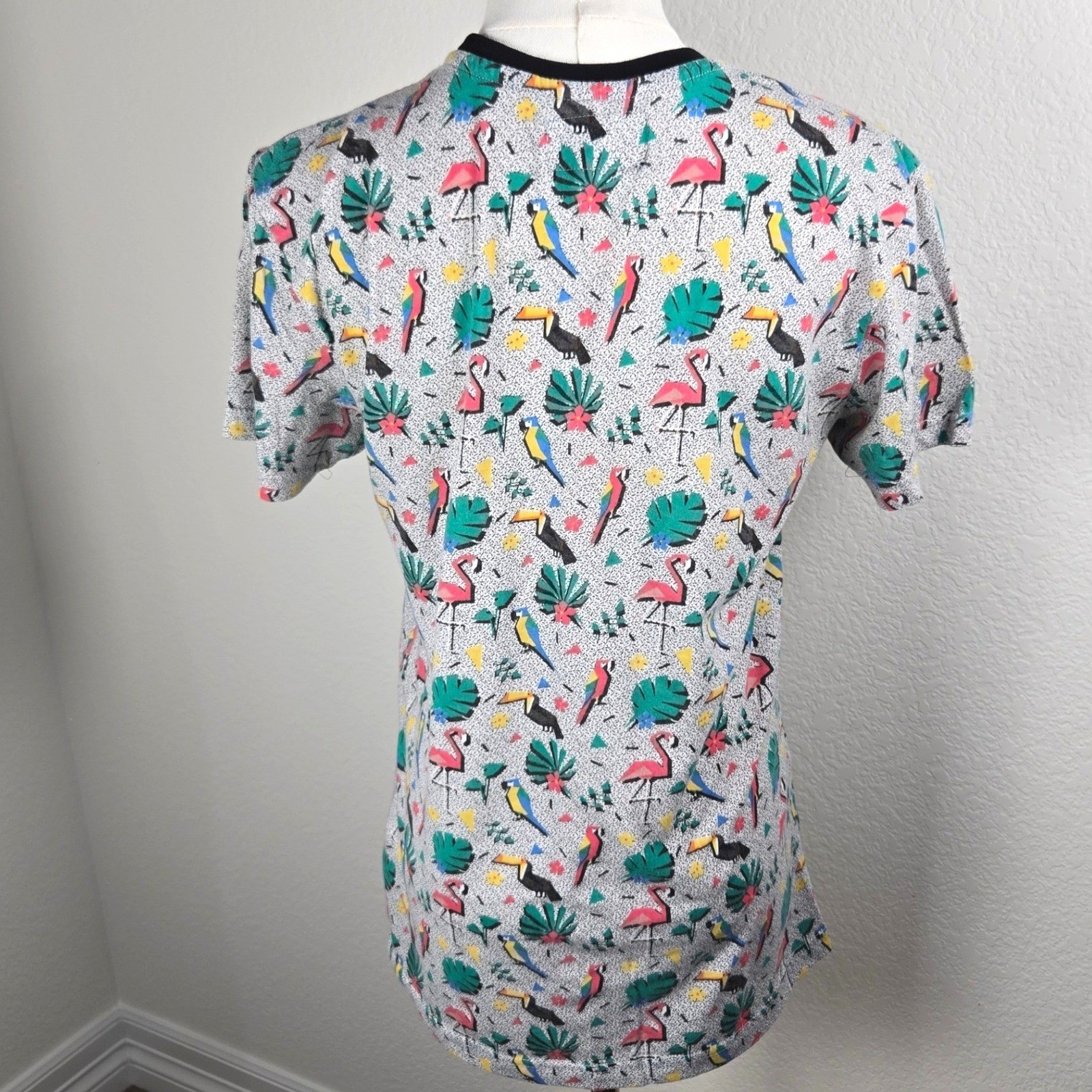 MTL Made To Live NYC Flamingo Parrot Graphic Tee Small 90s Saved By The Bell