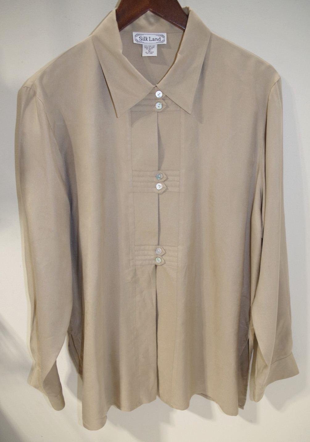 H2 NWOT Silk Land L 100% Silk Tan Beautiful Blouse Shirt Top Mop Button SilkLand