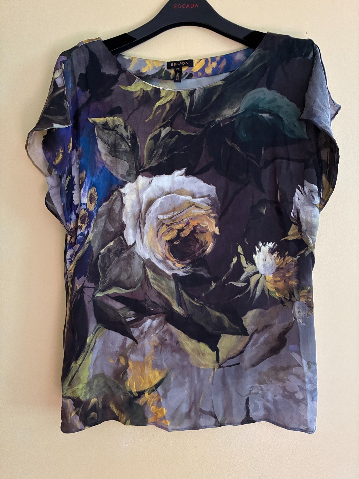 ESCADA SILK BLOUSE IN BLACK ROSES IN YELLOW SHORT SLEEVE 38 8 MACEDONIA FLAW