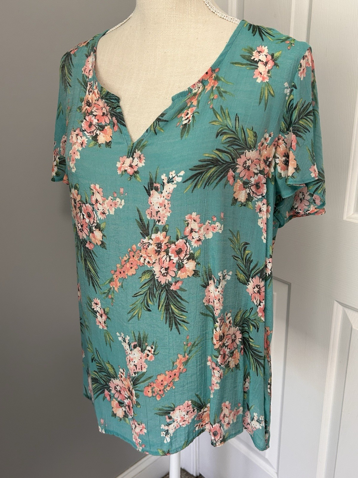 COUNTERPARTS~LARGE~GREEN & PINK FLORAL SHORT FLUTTER SLEEVE CASUAL-CAREER TOP~L