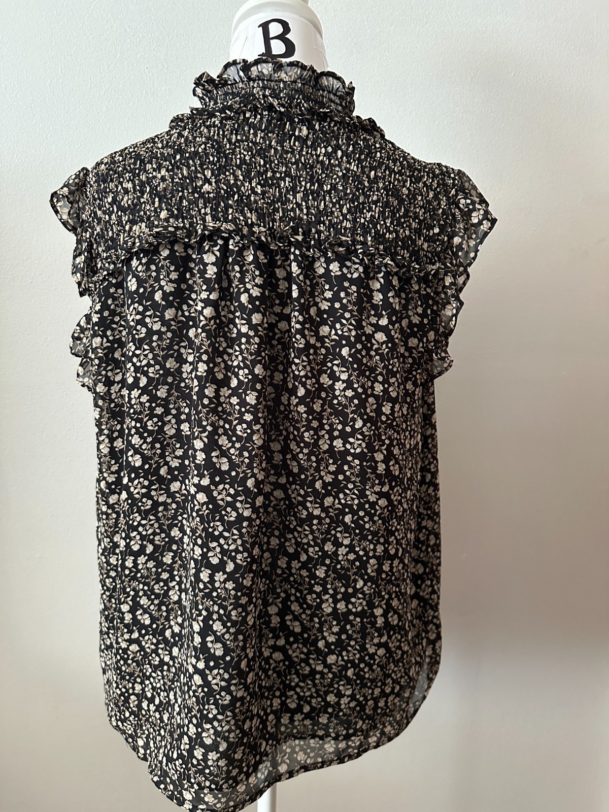 PLEIONE, Black with White/Beige floral print blouse, Smocked/ruffles, size (M)