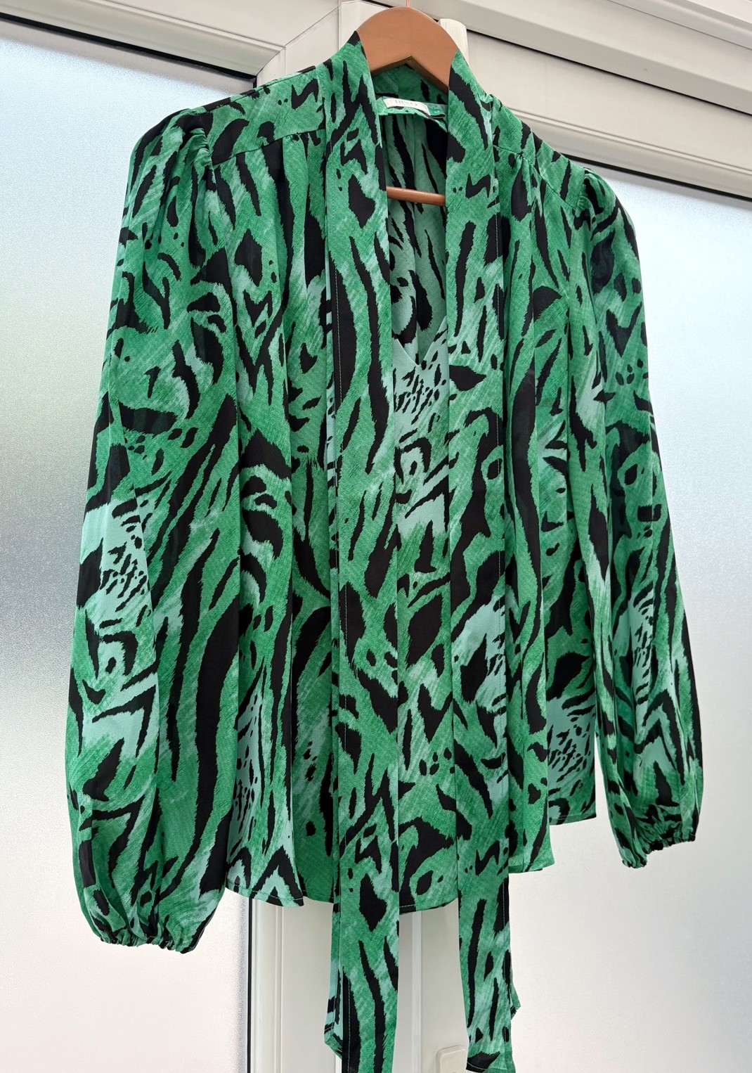 RIXO Moss Green Black Silk Blouse Size Medium Neck Tie Balloon Sleeve