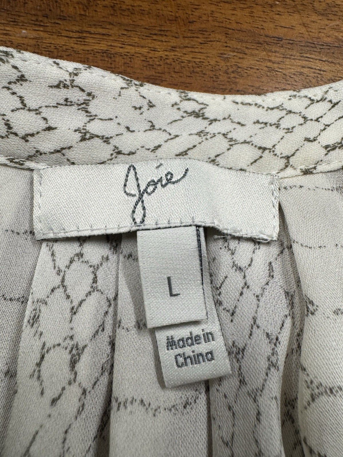 Joie Womens White V- Neck Snake Print Sleeveless Blouse Sz Large 100% Silk