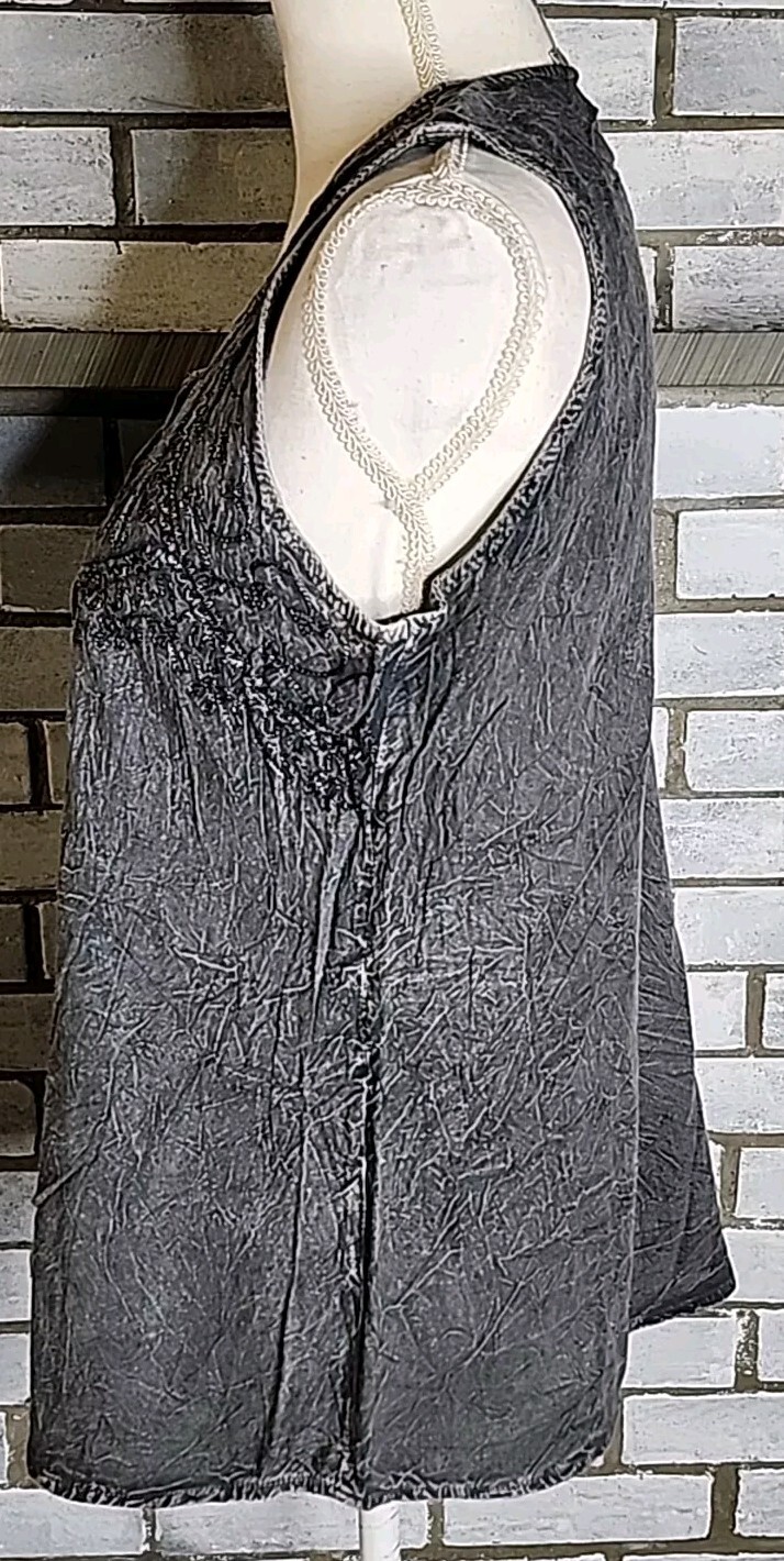 ☆ Cute Options Women’s Sleeveless Embroidered Button Up Blouse Size Large Gray