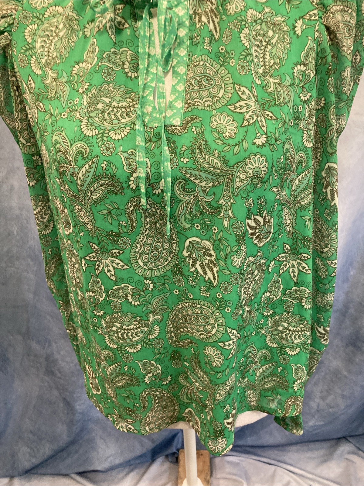 Cupcakes & Cashmere Green Paisley Ruffle Blouse Top XS EUC Puff Sleeve Tie Neck