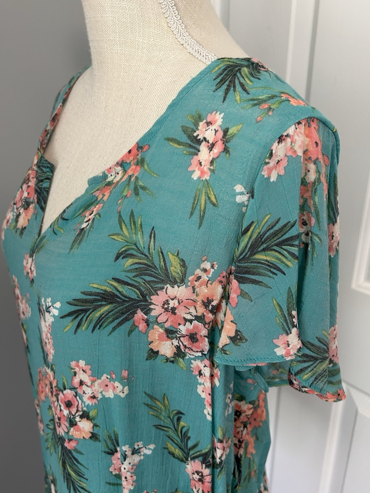 COUNTERPARTS~LARGE~GREEN & PINK FLORAL SHORT FLUTTER SLEEVE CASUAL-CAREER TOP~L
