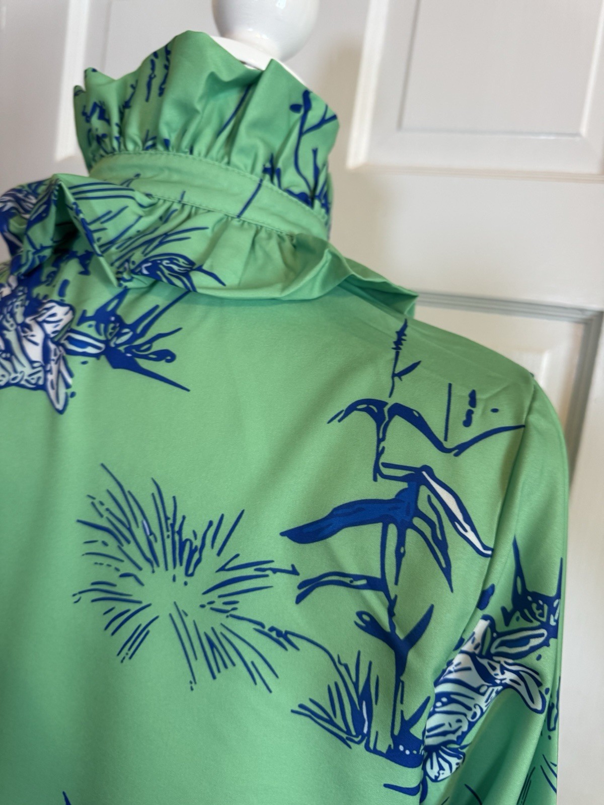 Women’s Green/blue Hunt Scene Blouse Medium Ruffles Long Sleeve NWOT