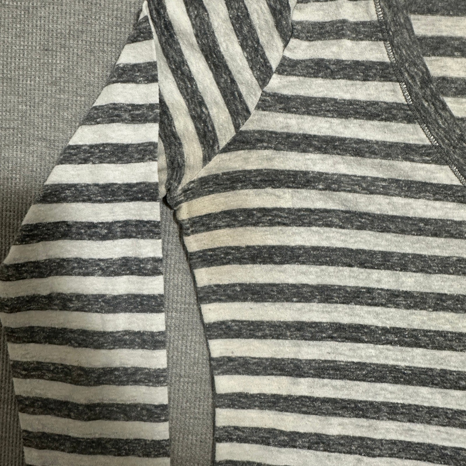 Hollister Striped V-Neck Long Sleeve T-Shirt Slim Fit Gray White Womens Size S