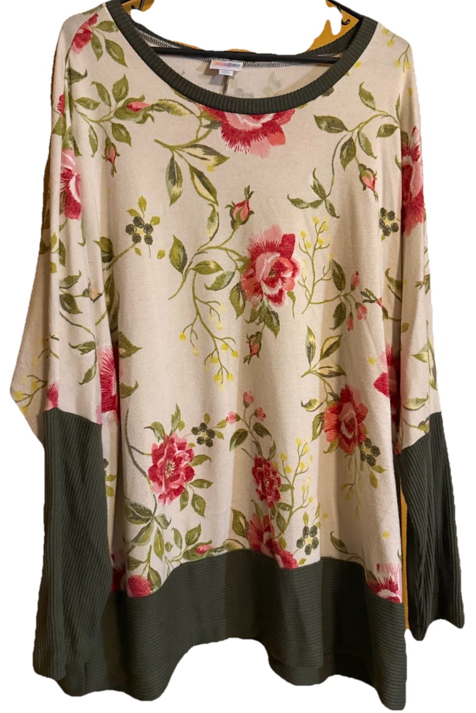 Lularoe 2XL Tammy Rib Cuff Top – Light Green & Pinkish Red Floral Print